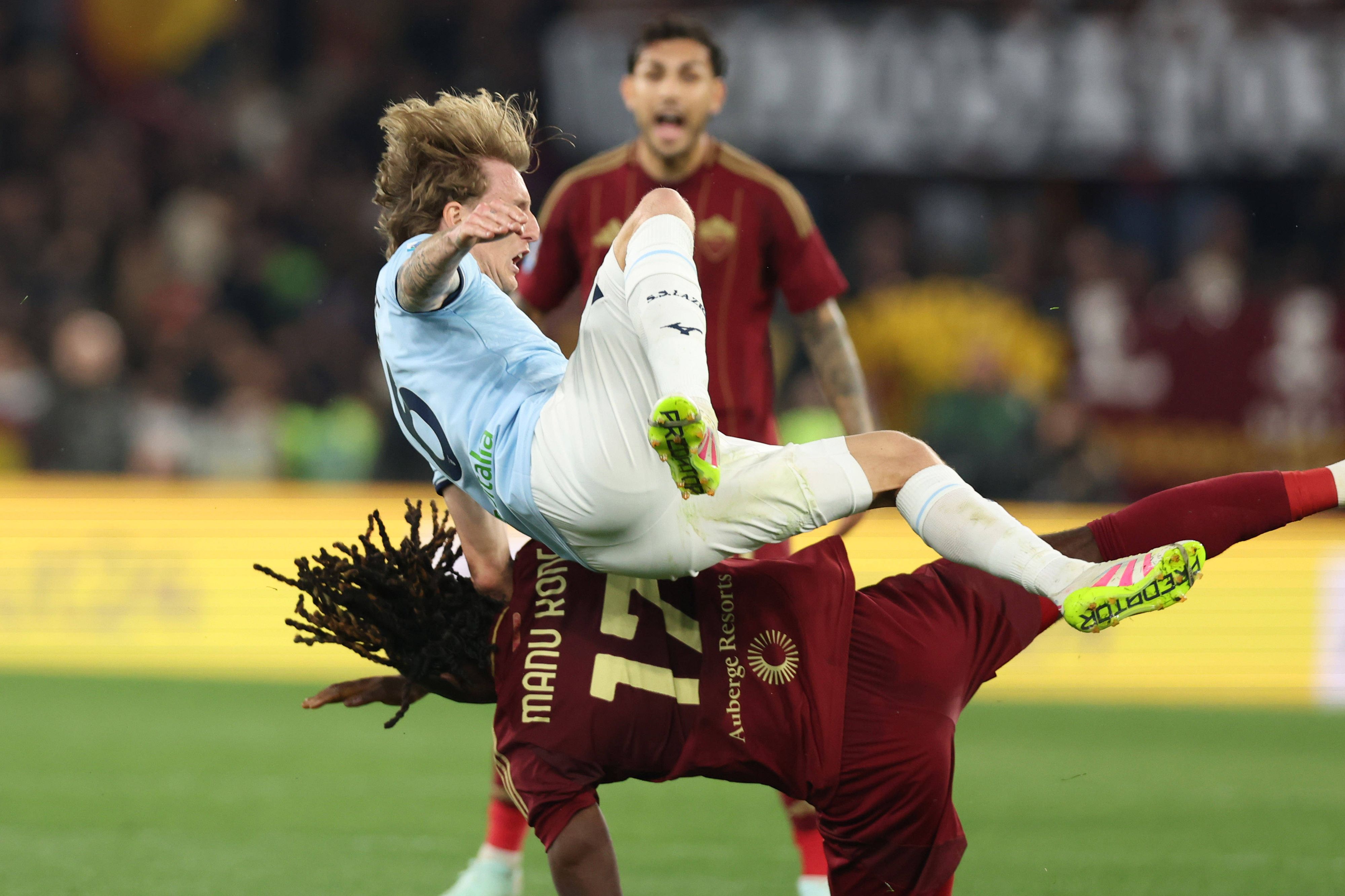 Manu Kone und Lazio-Spieler Nicolo Rovella im Clinch