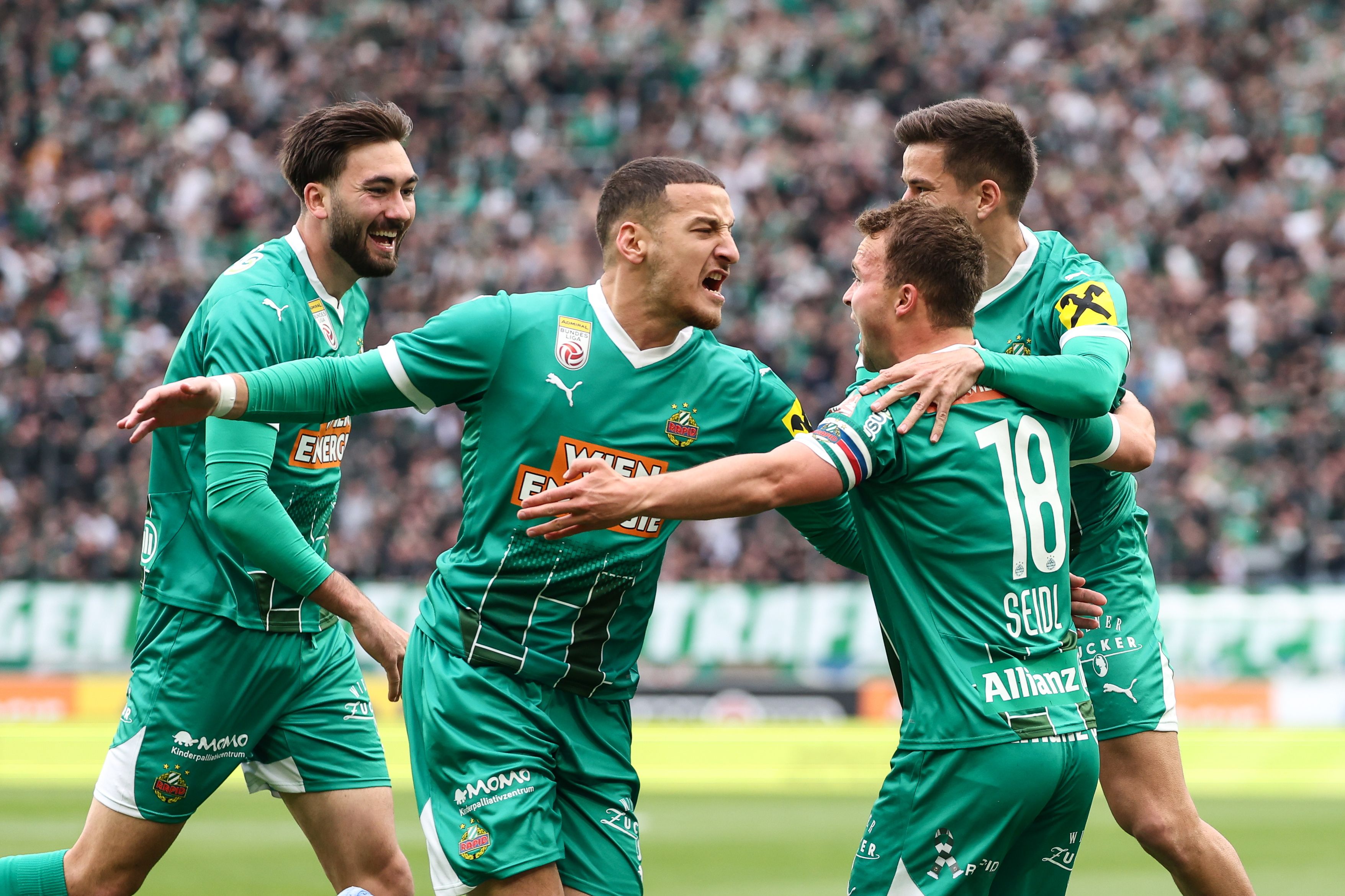 Rapid jubelt über das 1:0 im Derby.