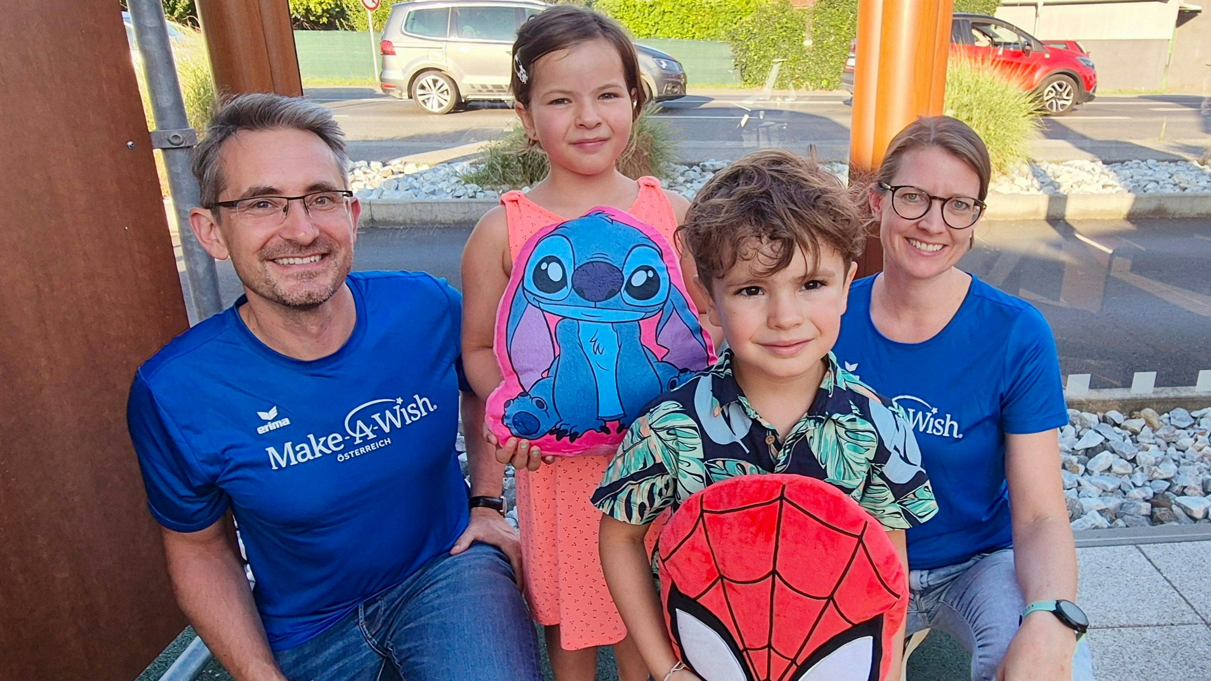Greta und Theo mit ihren Eltern bei der Wunschübergabe.