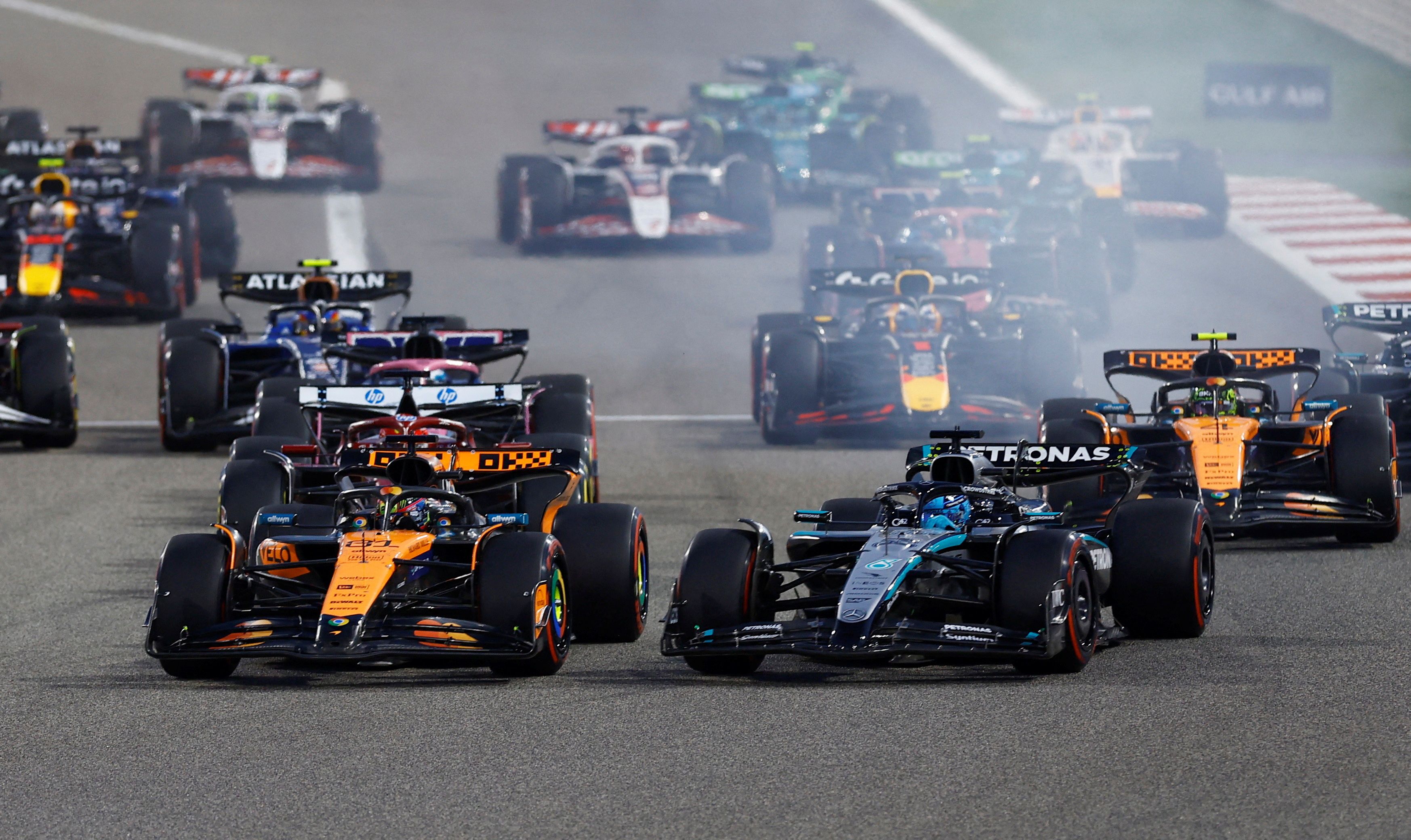 Oscar Piastri fährt von der Pole zum Sieg.