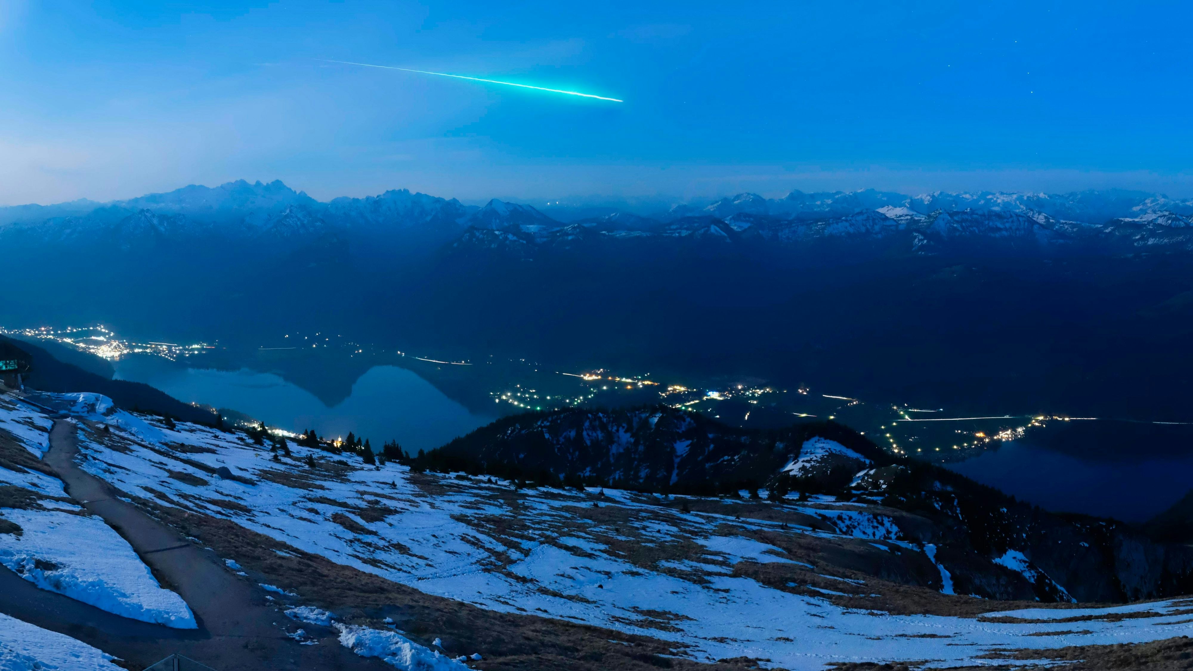 Ein Feuerball zog am 12. April 2025 kurz vor 21 Uhr eine grelle Lichtspur über Österreichs Nachthimmel. Die Webcam auf der Schafbergspitze fing das Spektakel über dem Wolfgangsee ein.