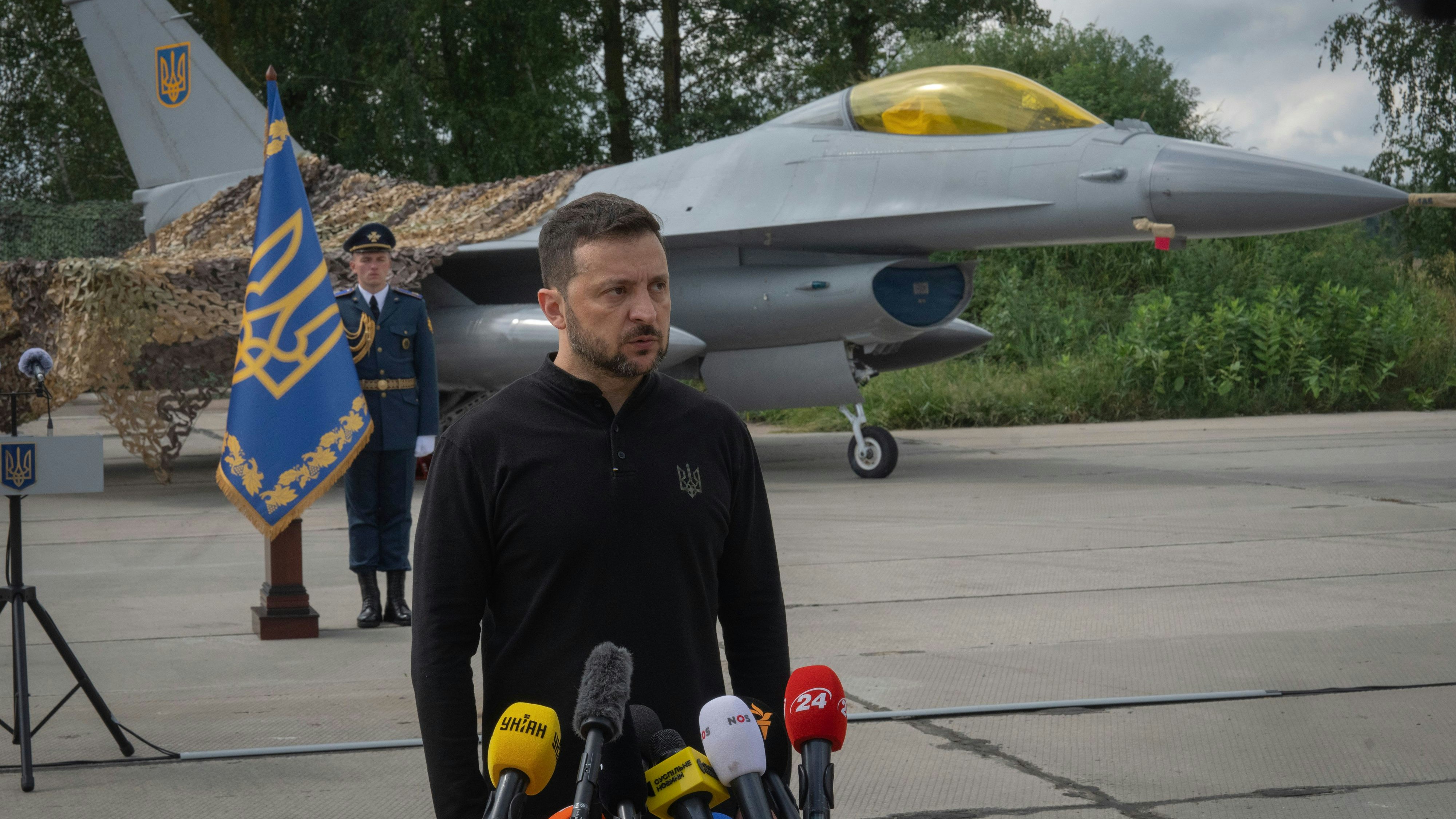 Präsident Wolodymyr Selenskyj bei einem Medientermin vor einer F-16, Archivbild 2024