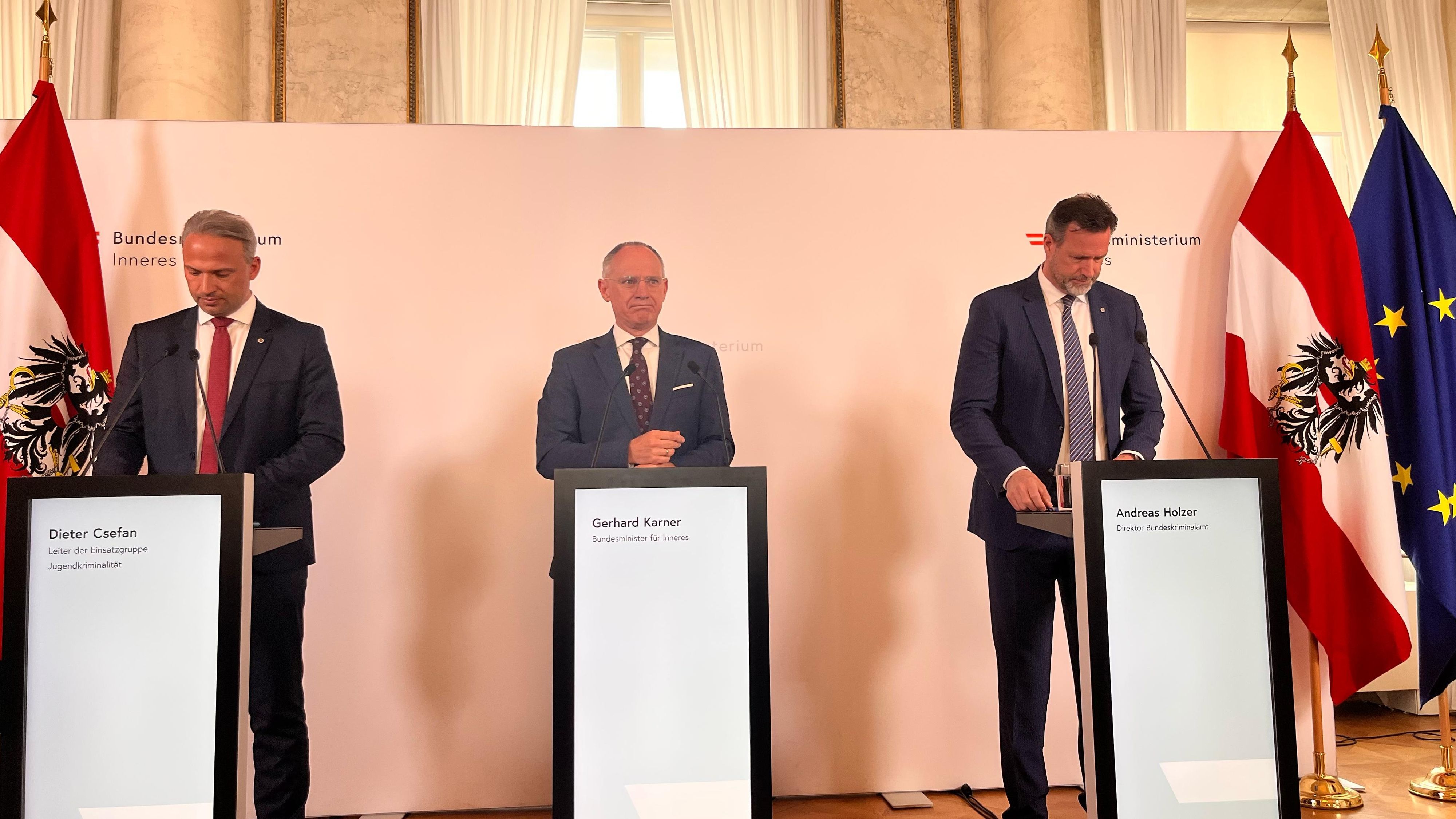 Innenminister Gerhard Karner (ÖVP), Direktor des Bundeskriminalamts Andreas Holzer und Leiter der Einsatzgruppe Jugendkriminalität Dieter Csefan präsentierten am Montag die kriminalpolizeiliche Anzeigenstatistik für 2024.