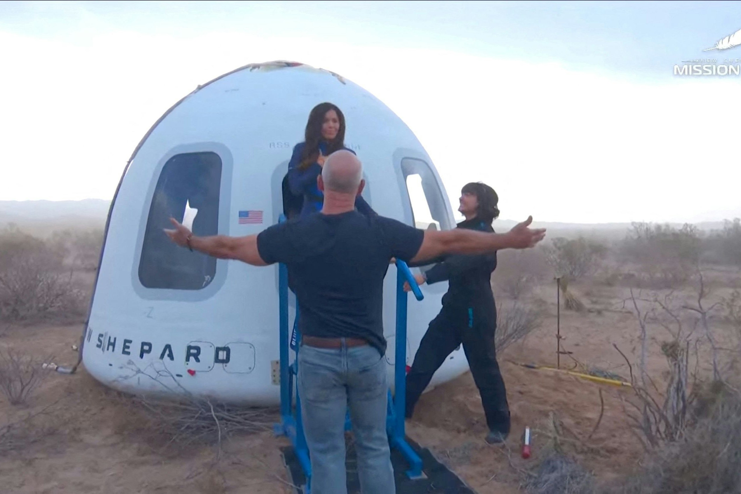 Amazon-Boss Jeff Bezos schickte mit seinem Weltraumunternehmen Blue Origin seine nunmehrige Ehefrau Lauren Sánchez im April 2025 für einige Minuten ins Weltall