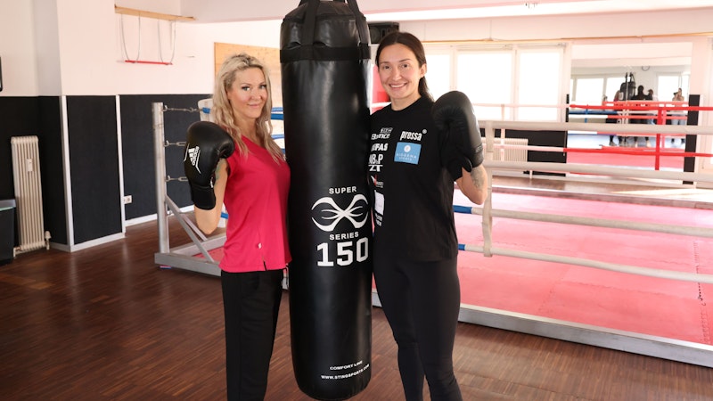 Simone Lugner im In-Fight mit Box-Weltmeisterin Michaela Kotaskova im "Bounce"-Fitnessclub in Wien-Ottakring