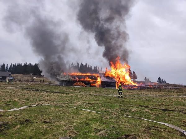 Die Hütten brannten bis auf die Grundmauern nieder.