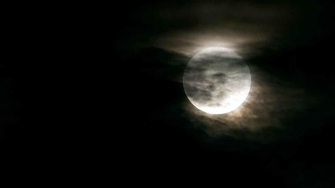 Eine partielle Mondfinsternis sorgte am Todestag von Jesu für düstere Stimmung.