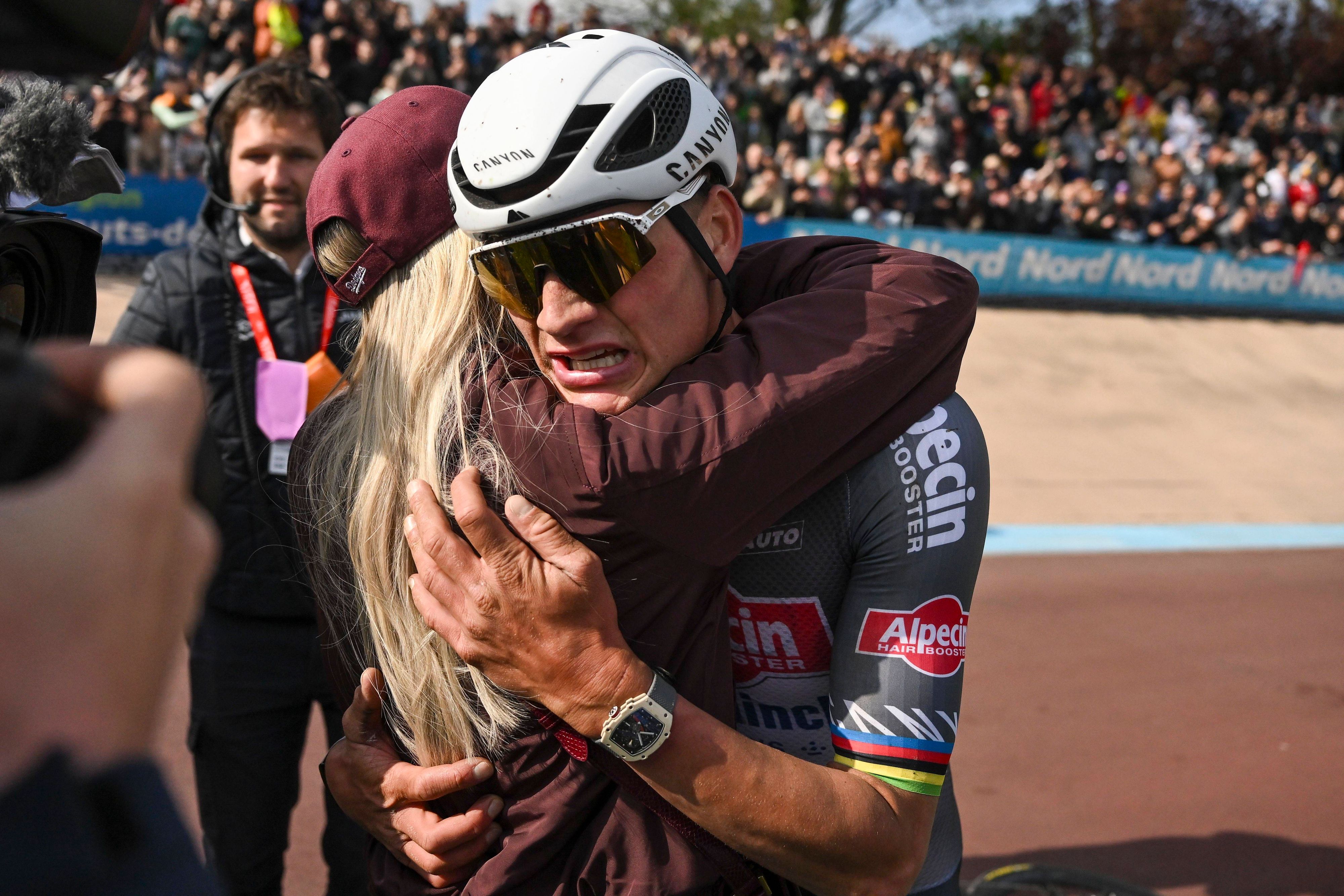 Van der Poel nach dem Rennen im Arm seiner Freundin 