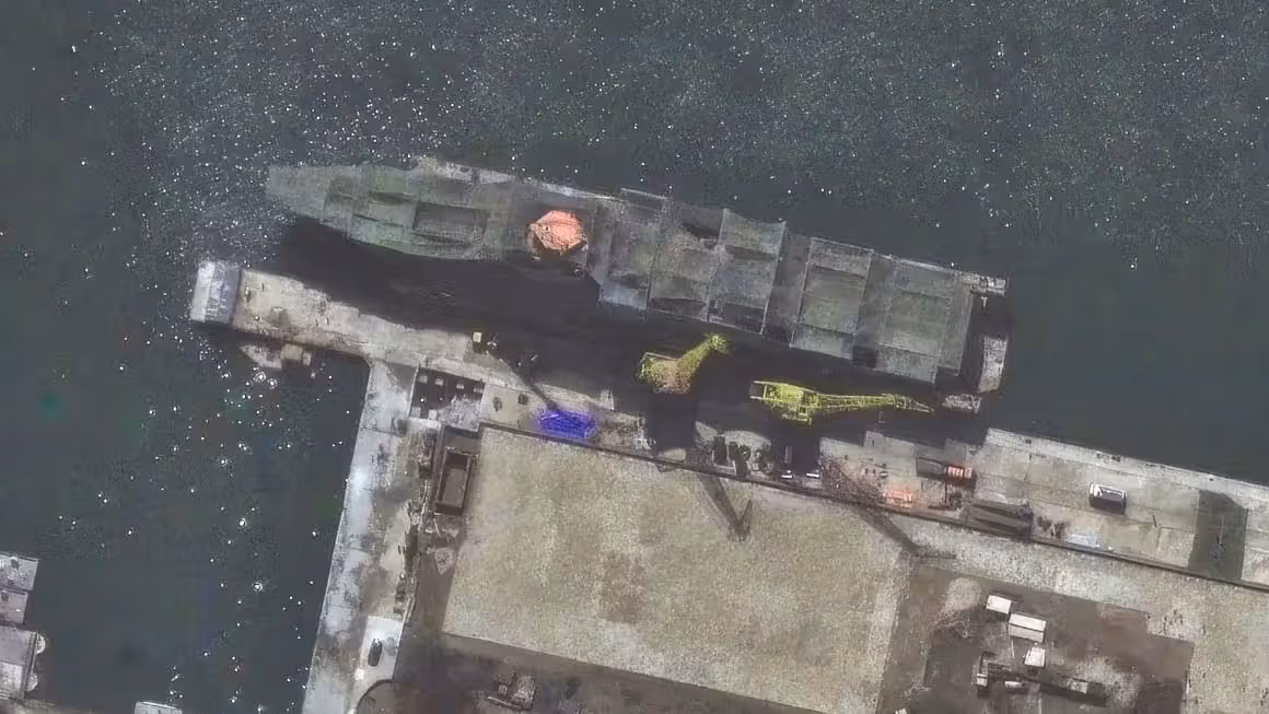 Ein Satellitenbild zeigt eine große Fregatte im Wasser in einer nordkoreanischen Werft.
