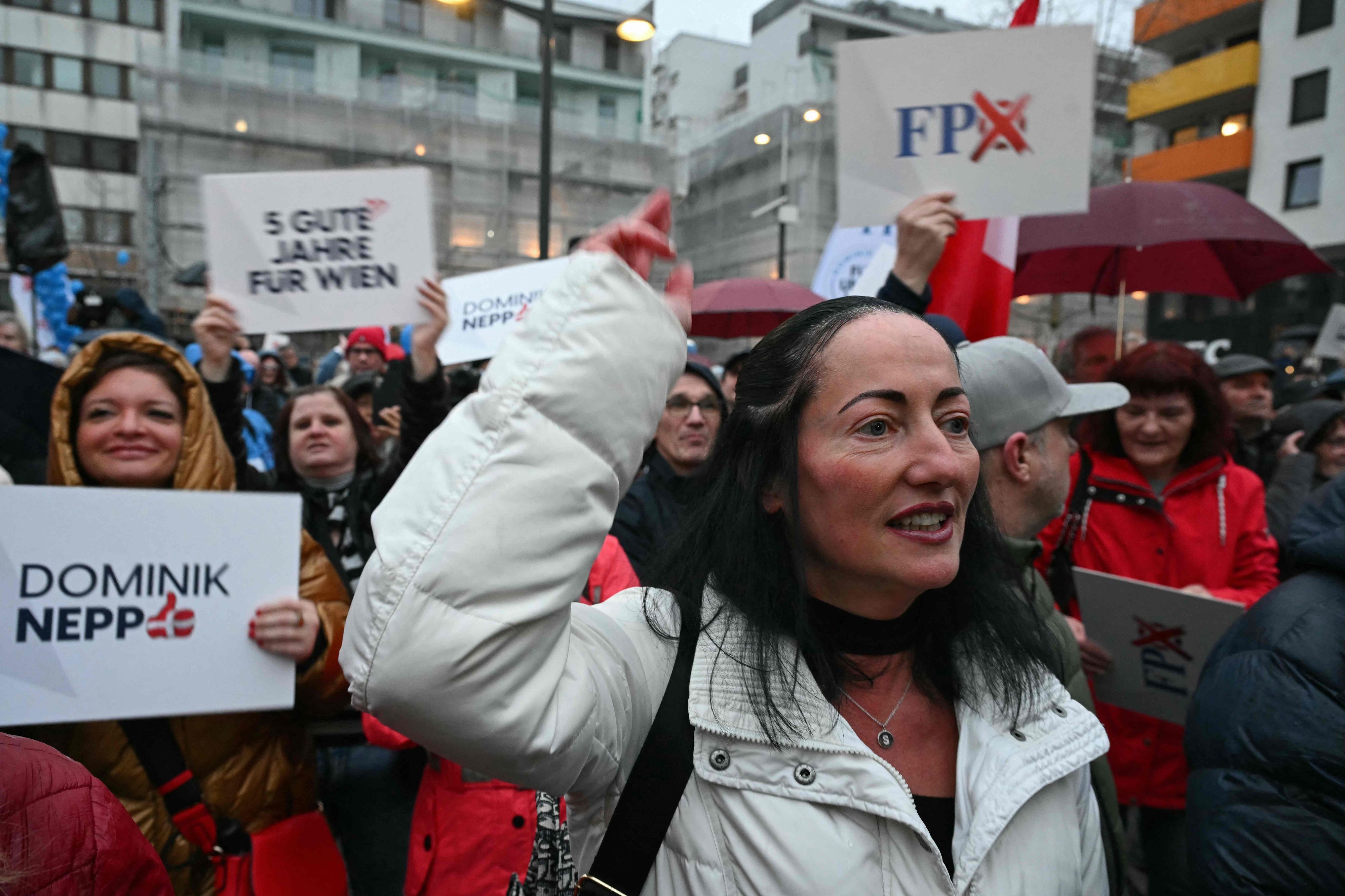 Heute.at - Diebstahl nach FPÖ-Fest – 20 Tische spurlos weg