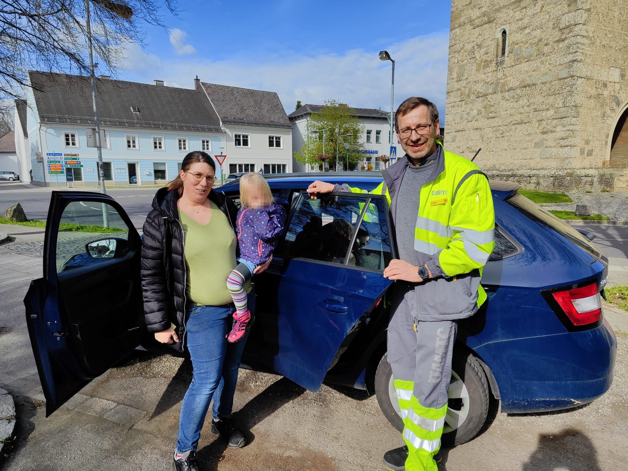 Herbert Kummer (re.) half Frau B. dabei ihre Tochter aus ihrem verschlossenen Auto zu befreien.