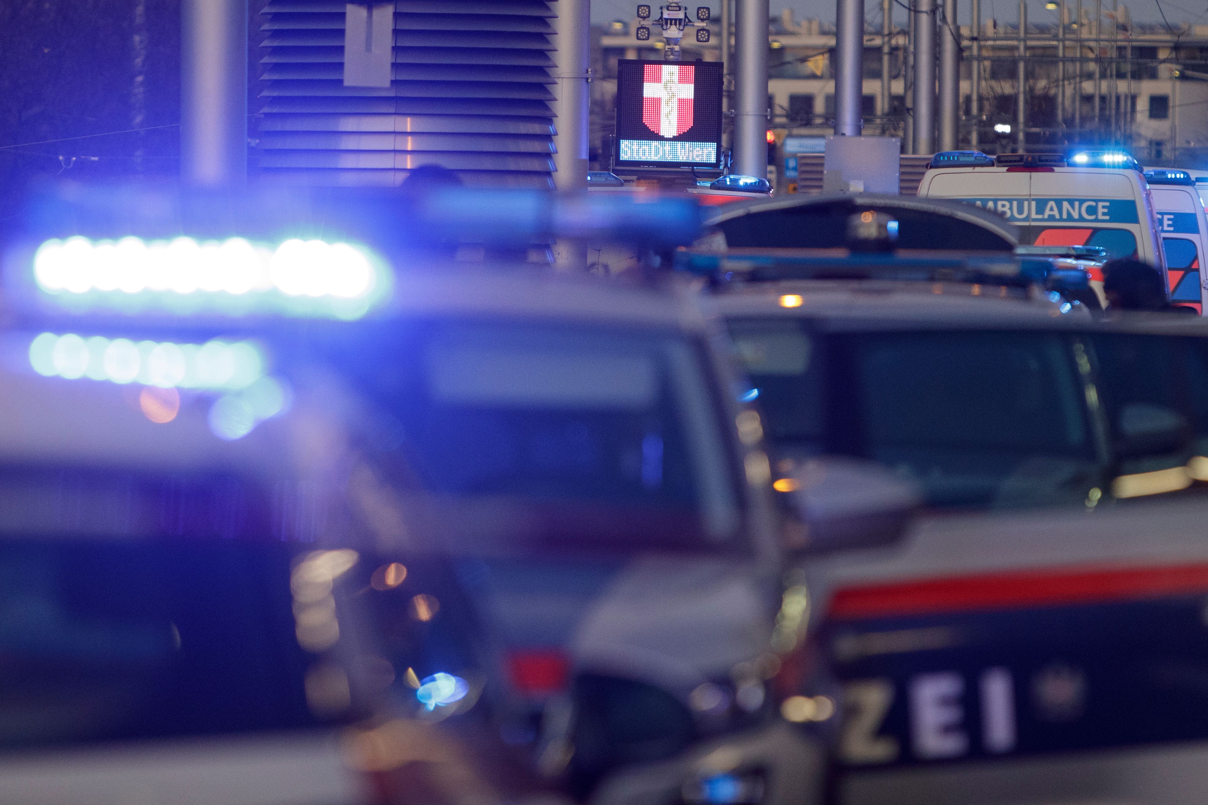 Großaufgebot von Polizei und Rettung in Wien – Blaulicht-Einsatz in der Stadt nach einem schweren Vorfall.