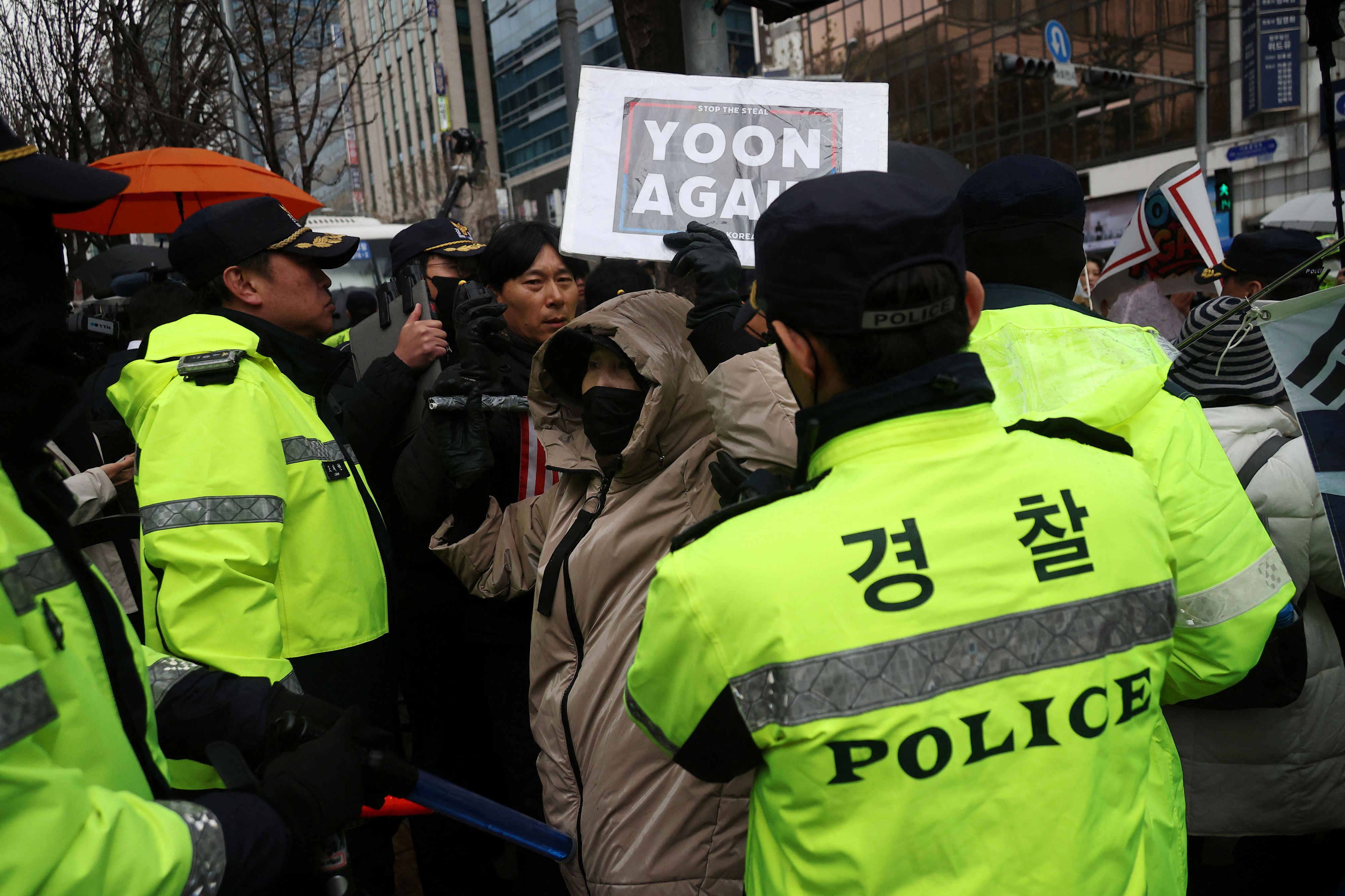 Einige Unterstützer Yoons sind für ihn auf die Straße gegangen. 