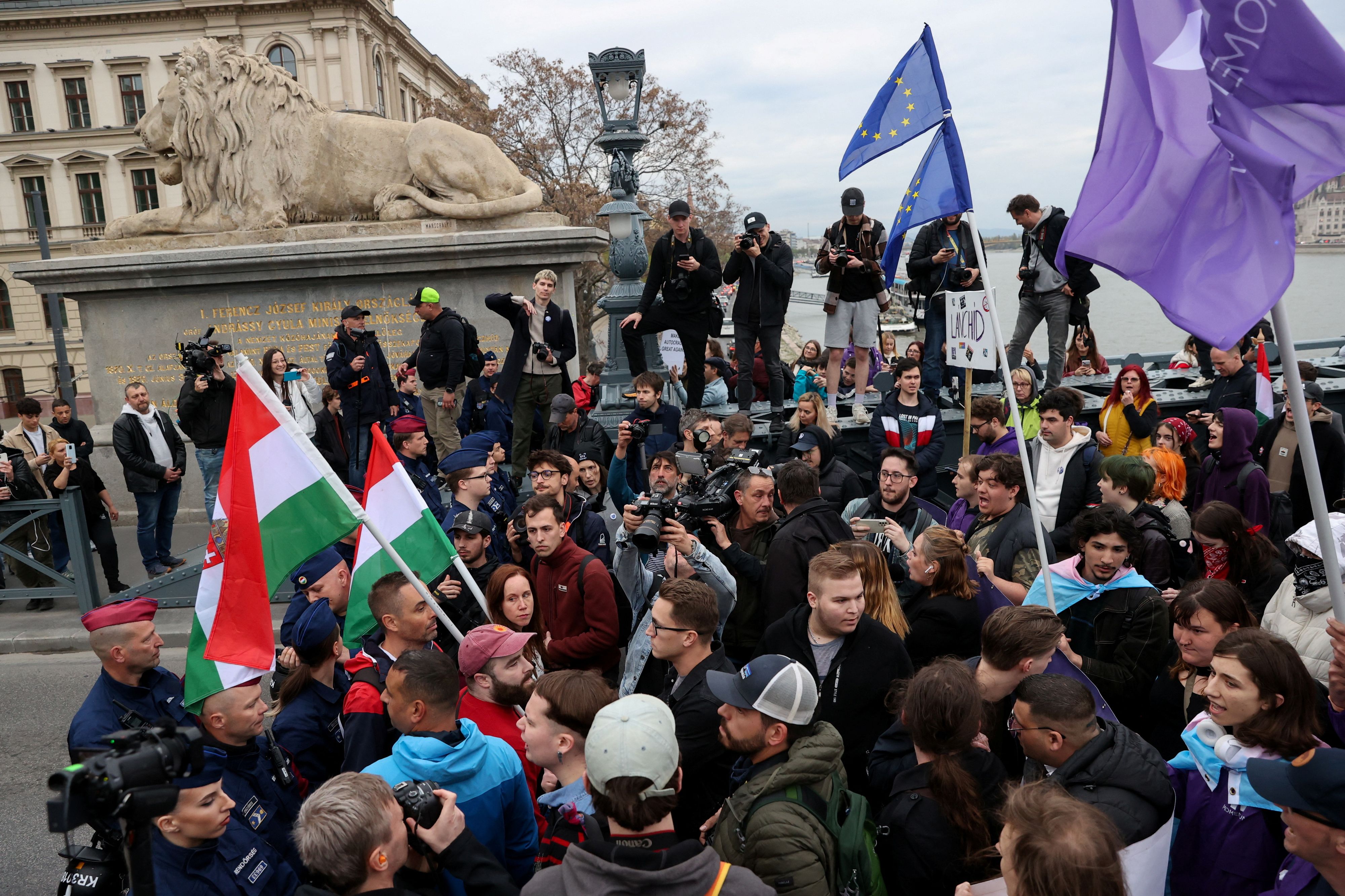 Ungarns Parlament verankert in der Verfassung, dass es nur zwei Geschlechter gibt – Mann und Frau. Dagegen gab es währenddessen Proteste.