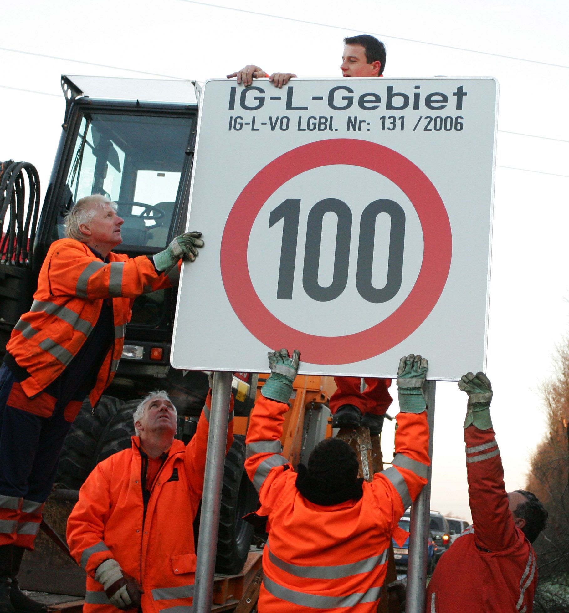 Dezember 2006: Die Asfinag stellt die ersten Tempo-100-Tafeln auf den Feinstaub-Sanierungsabschnitten der steirischen Autobahnen A2 und A9 auf.
