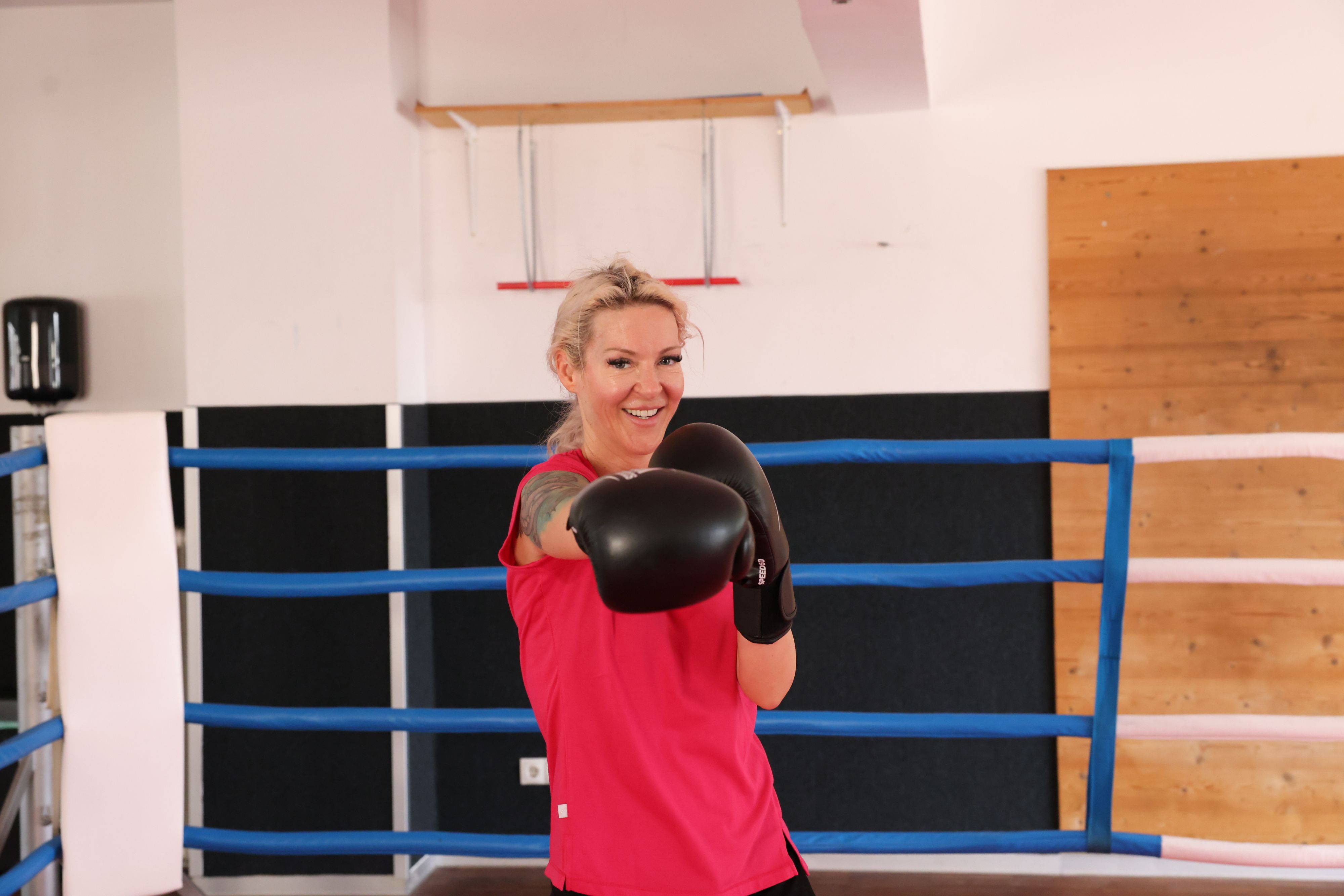 Simone Lugner tobt sich am Boxsack aus, um fit für das Tanzparkett zu sein.