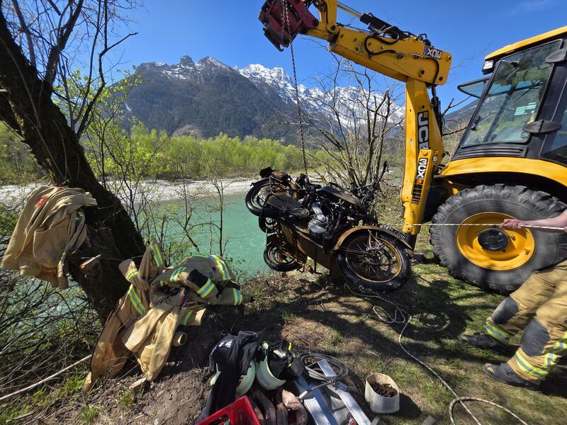 Mit Hilfe eines Baggers wurde das Motorrad aus dem Wasser geholt.