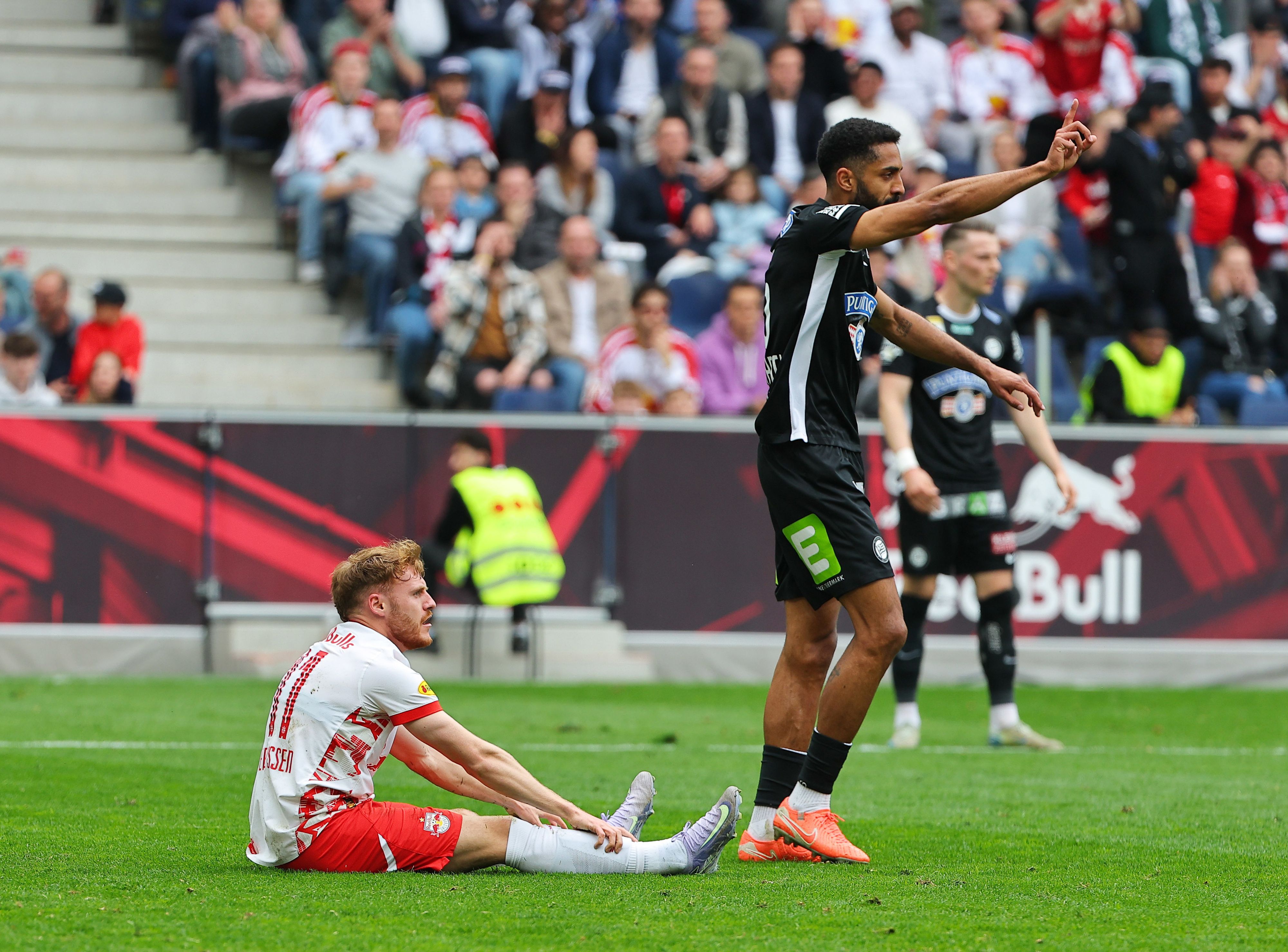 Gregory Wüthrich (r.) brachte Yorbe Vertessen zu Fall.