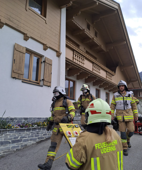 Die Freiwillige Feuerwehr Uderns rückte zu dem Brand aus.