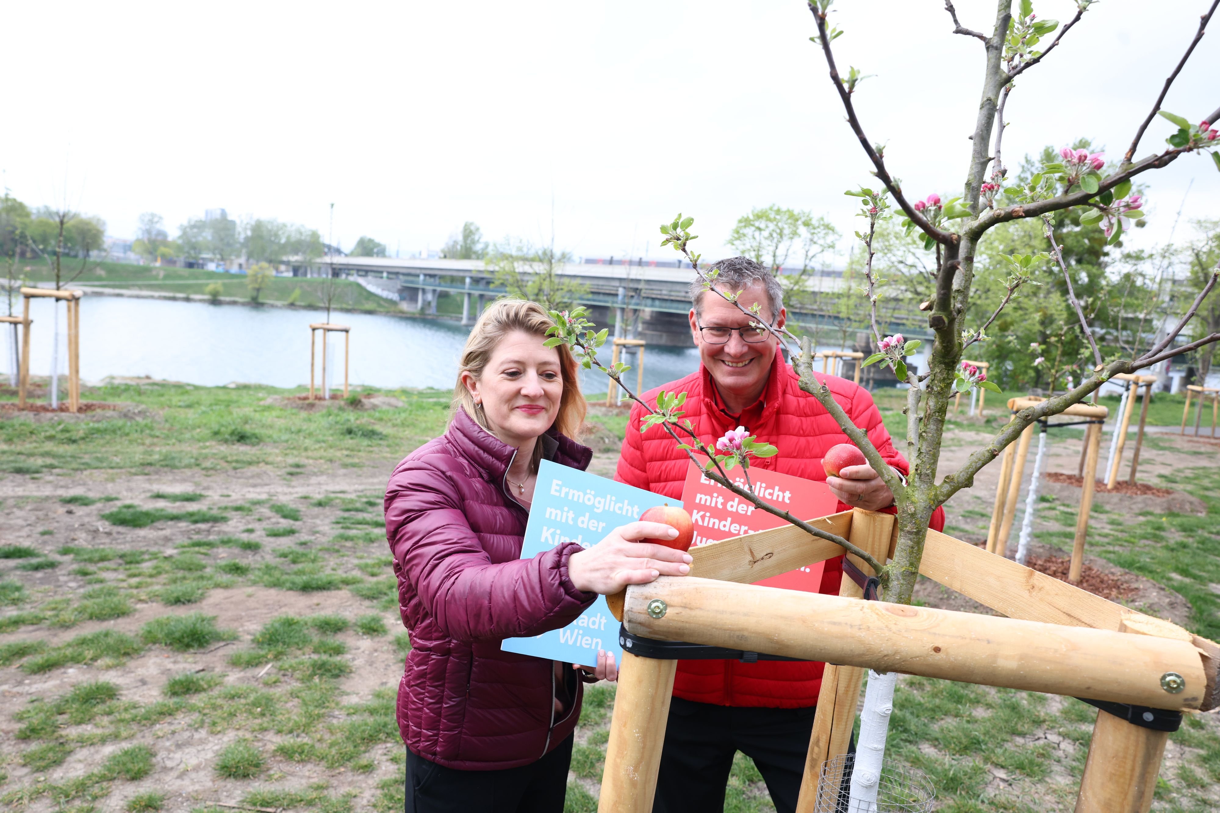 Vizebürgermeisterin Bettina Emmerling und Bezirksvorsteher Georg Papai freuen sich über die neue Apfelbaumallee.