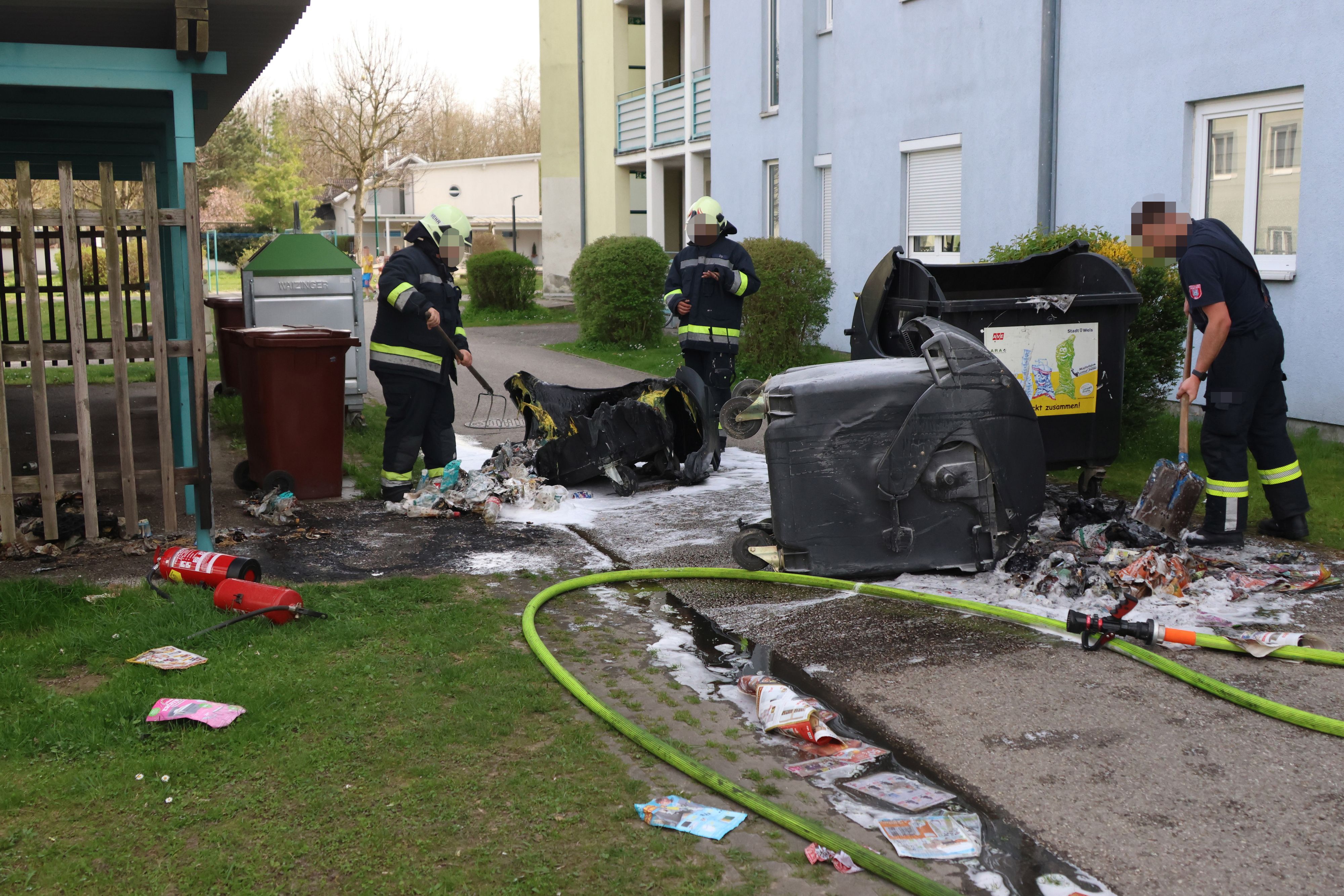 Laut Polizei setzten die Unmündigen unter anderem eine Müllinsel in Brand.