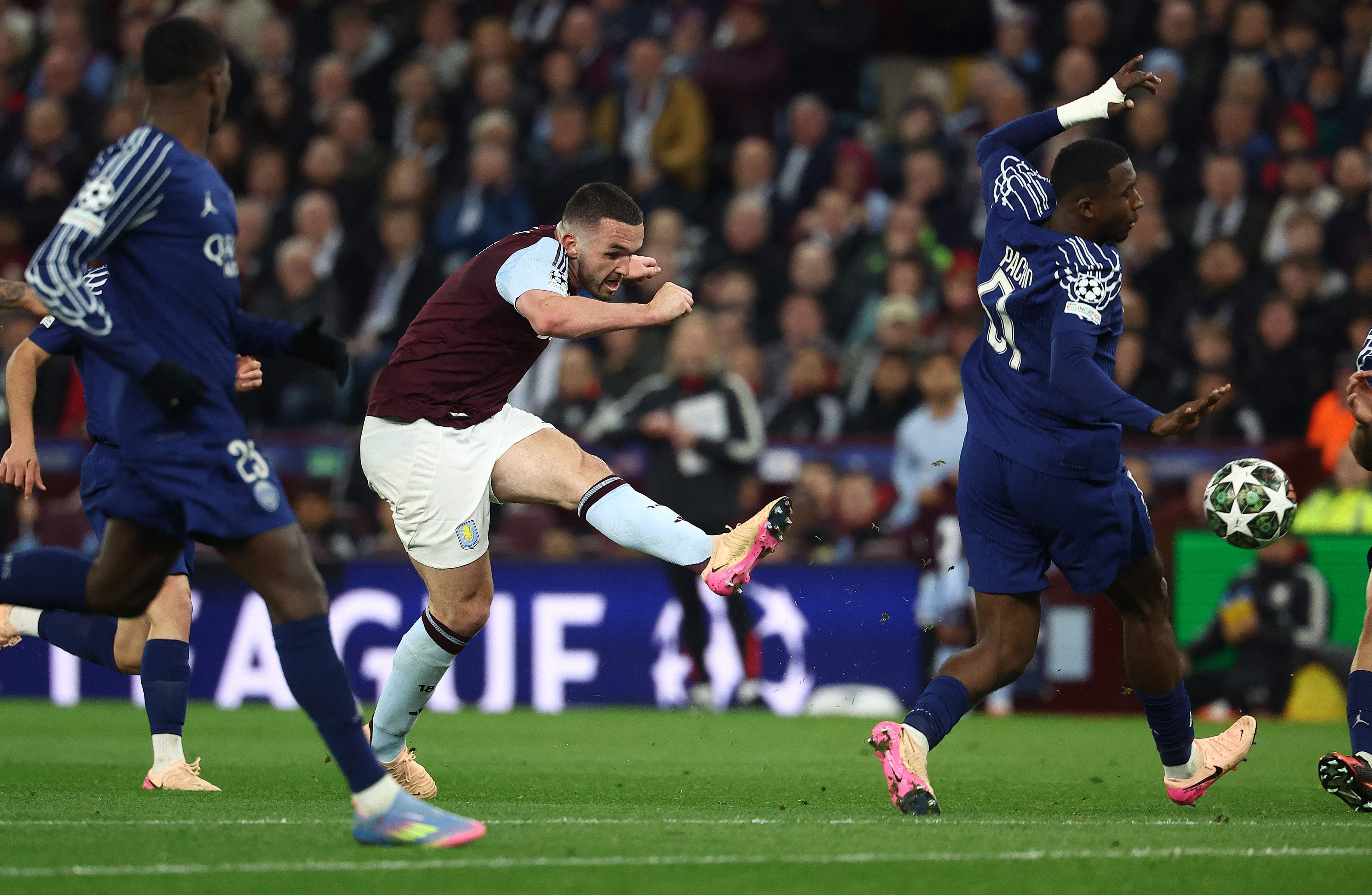 Aston Villa setzt PSG unter Druck.