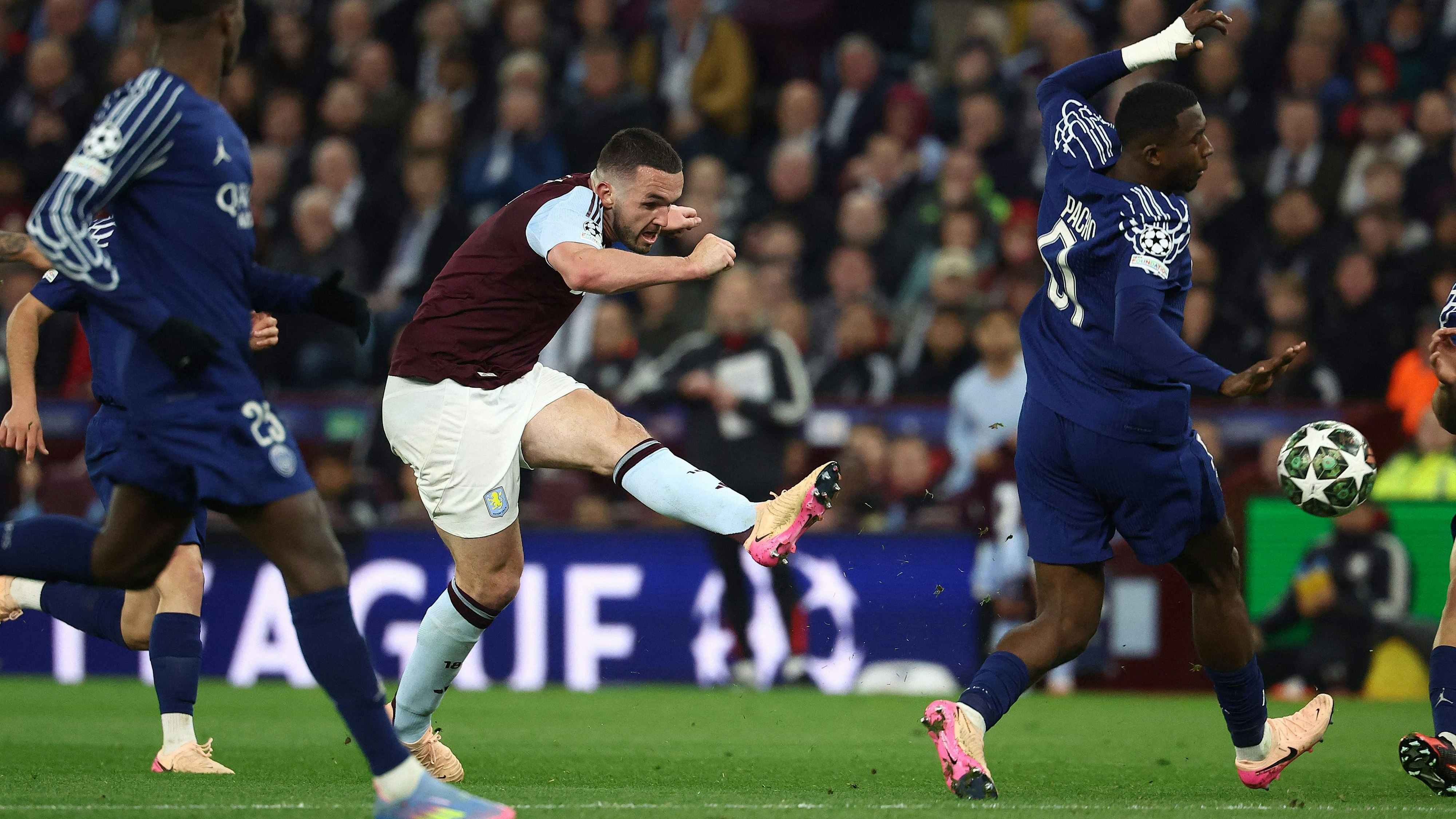 Aston Villa setzt PSG unter Druck.