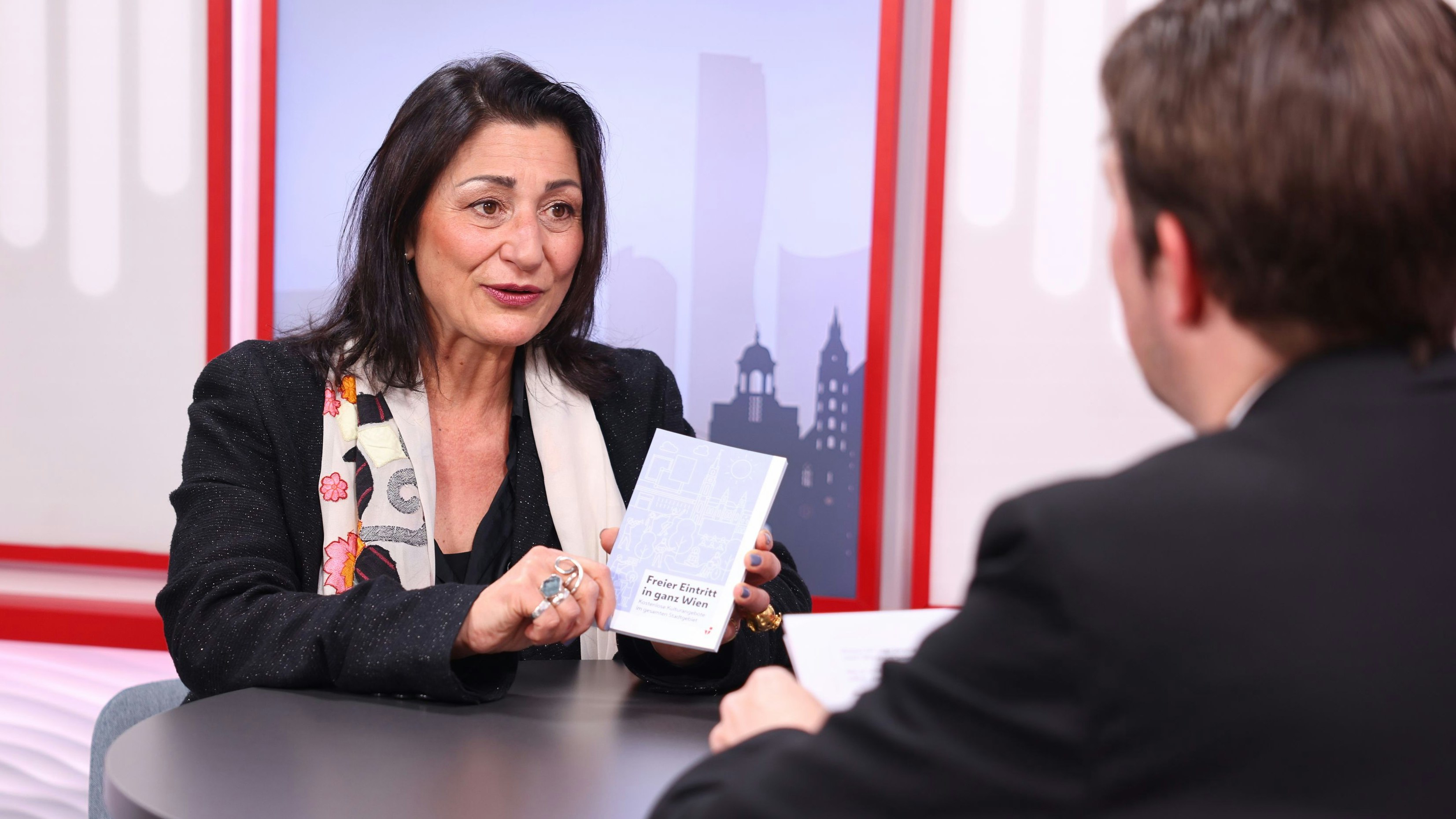 Veronica Kaup Hasler zeigt neue Broschüre: "Freier Eintritt in ganz Wien"