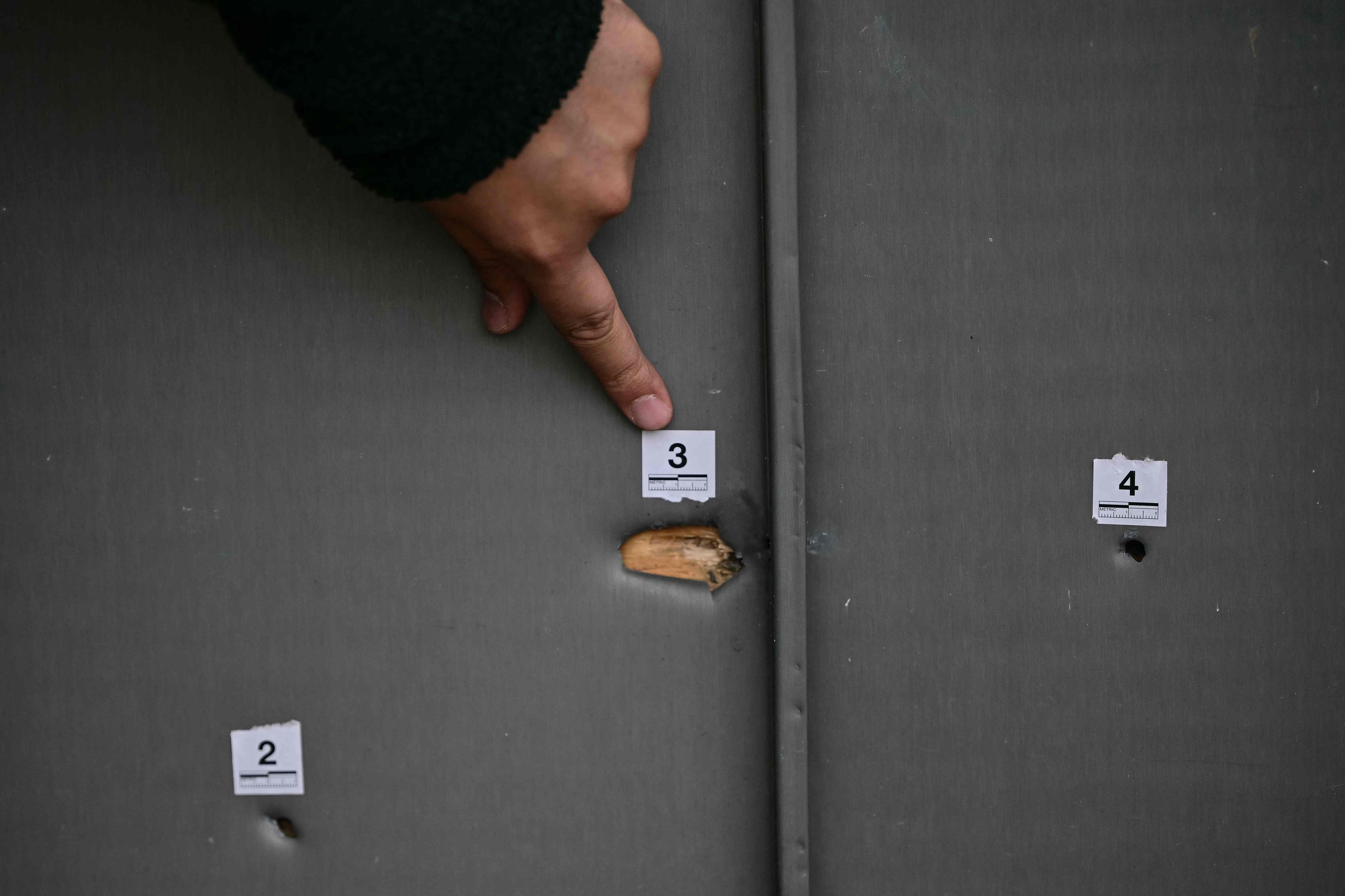 In der Nacht auf Dienstag wurden mehrere Justizvollzugsanstalten in ganz Frankreich Ziel von Angriffen – darunter Schüsse mit automatischen Waffen in Toulon sowie Brandanschläge auf Fahrzeuge von Justizpersonal in Marseille, Valence, Nanterre, Villepinte, Melun, Réau, Agen und Aix-en-Provence.