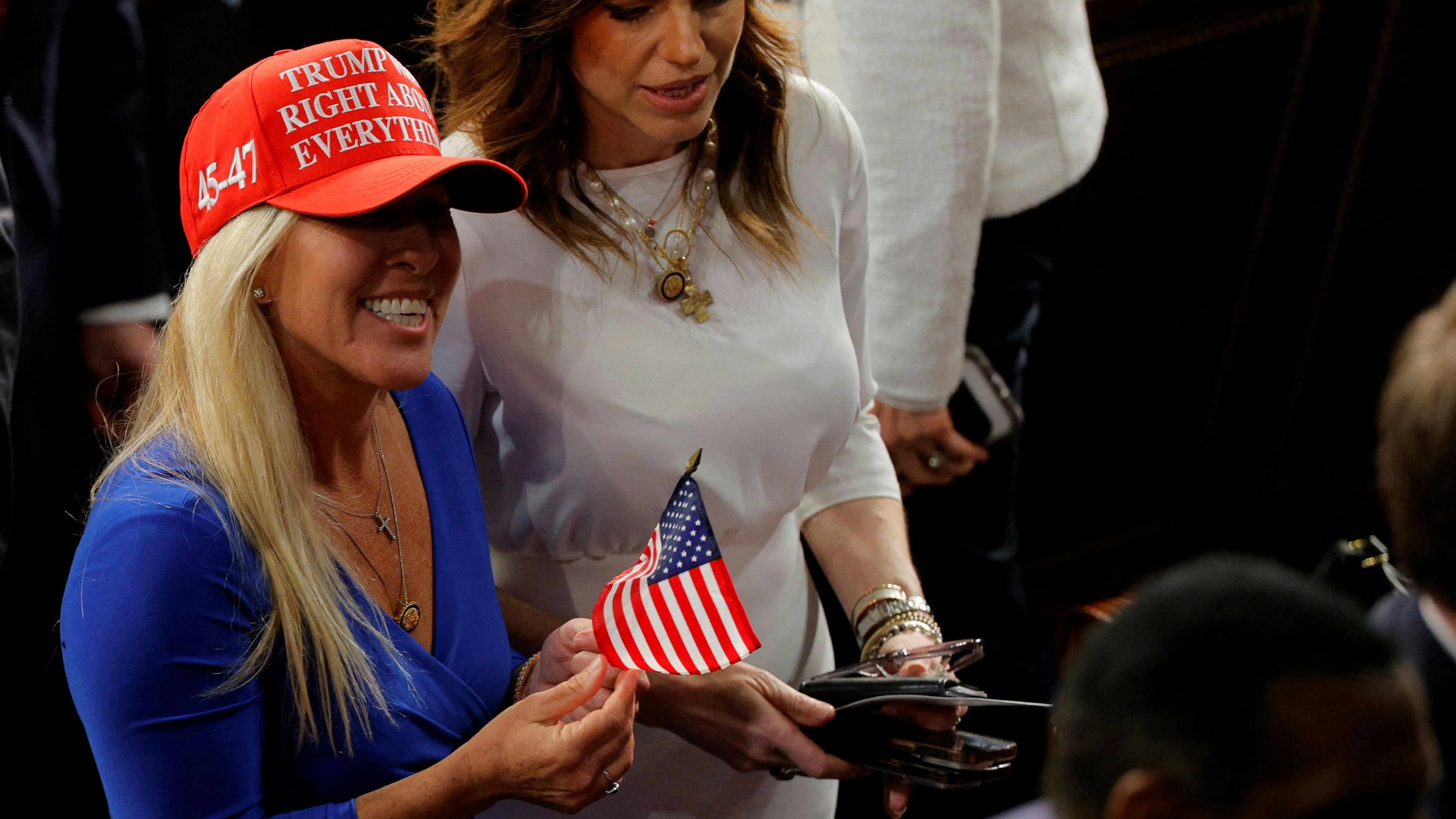 Greene (links) gilt als glühende Unterstützerin Trumps.