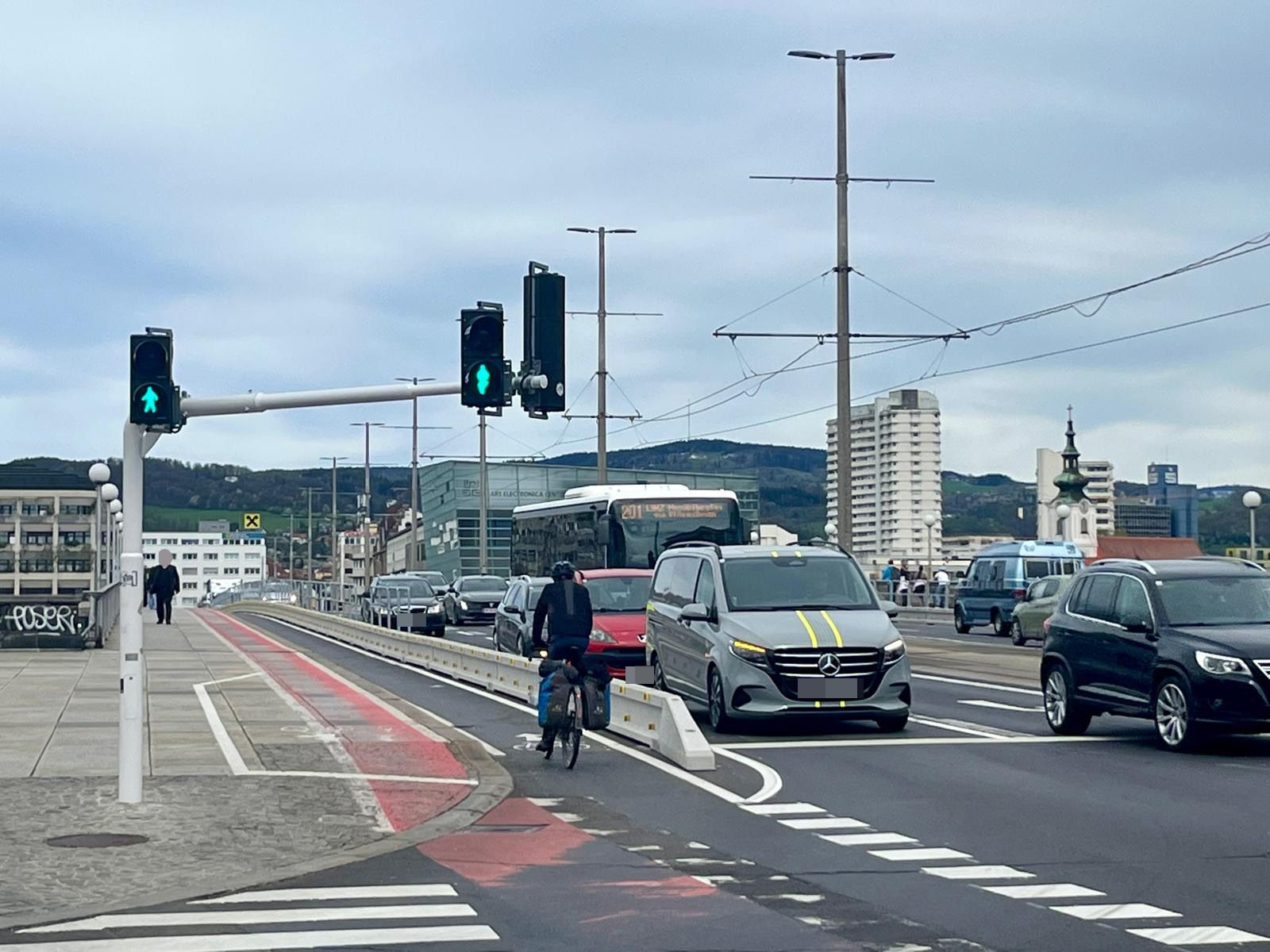 Mehr Platz für Radfahrer, weniger für Autos: Das war der – jetzt teilweise gescheiterte – Plan für die Nibelungenbrücke.