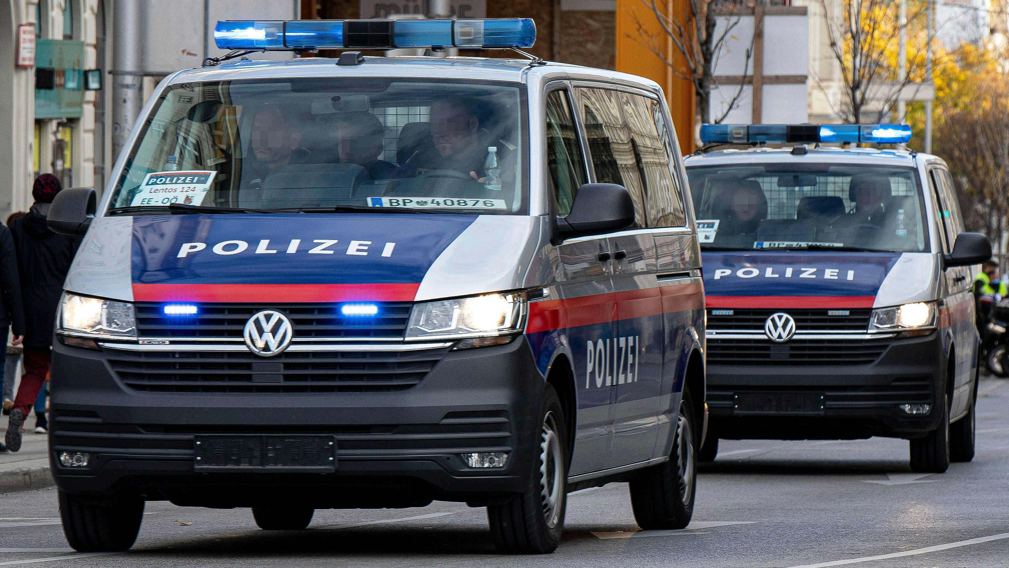 Download von www.picturedesk.com am 15.04.2025 (10:28).  Polizistinnen und Polizisten stehen während einer ,, Anti-Corona" Demonstration im Einsatz. Im Bild: Polizeuatos mit Blaulicht. Wien, Österreich. 20.11.2021 // Police officers are on duty during a ,, anti corona" demonstration. Picture: Police cars with blue flash lights. Vienna, Austria. November 20th, 2021 - 20211120_PD23181 - Rechteinfo: Rights Managed (RM)