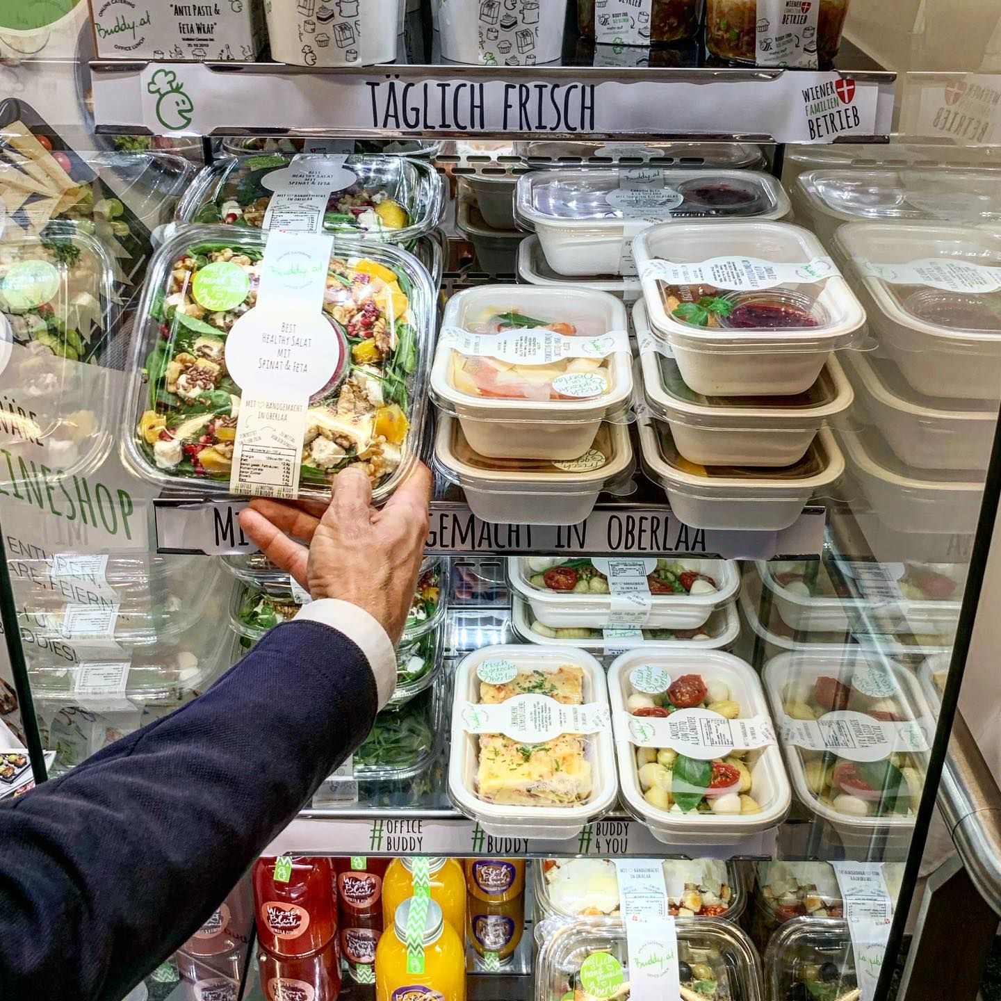 Vom Rückruf betroffen sind zwei Delikatesssalate mit Hummus von Buddy.at