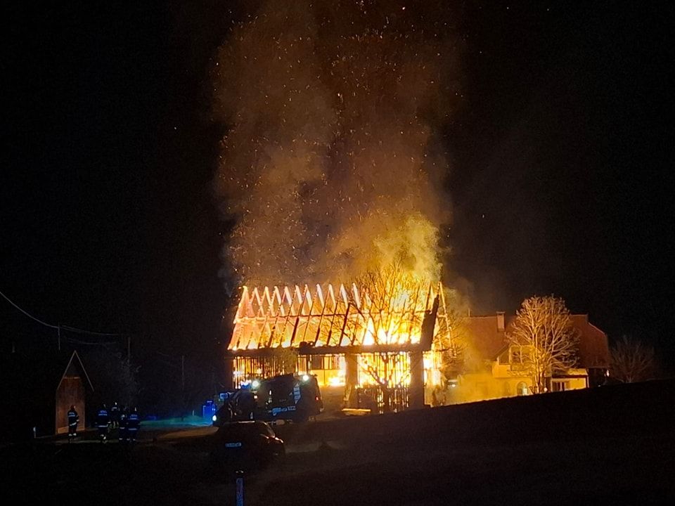 Ein leerstehendes Wirtschaftsgebäude war in Brand geraten.