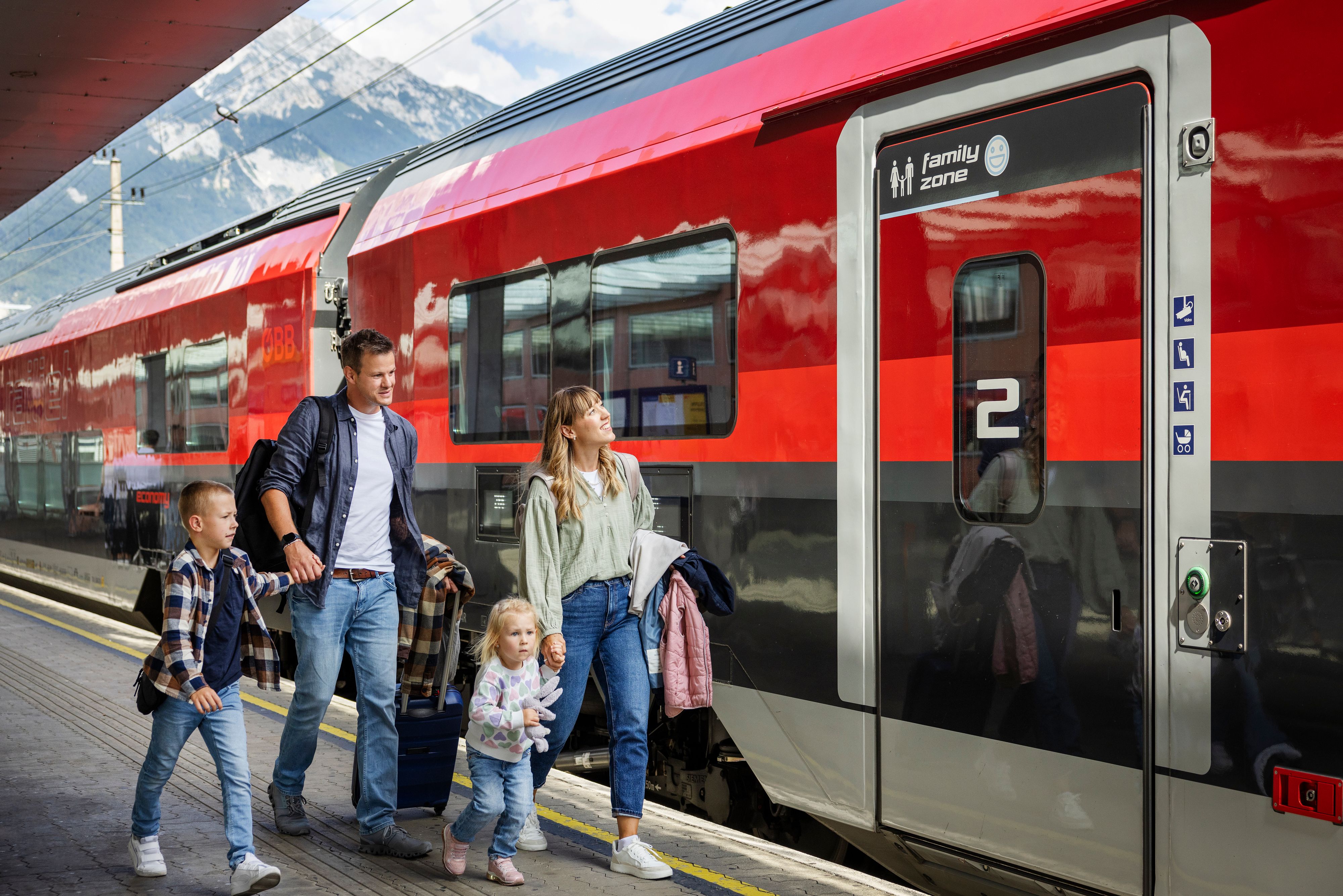 Reisende am Bahnsteig vor einem ÖBB-Zug – auf Österreichs Strecken stehen ab 2026 umfangreiche Bauarbeiten und Einschränkungen bevor.