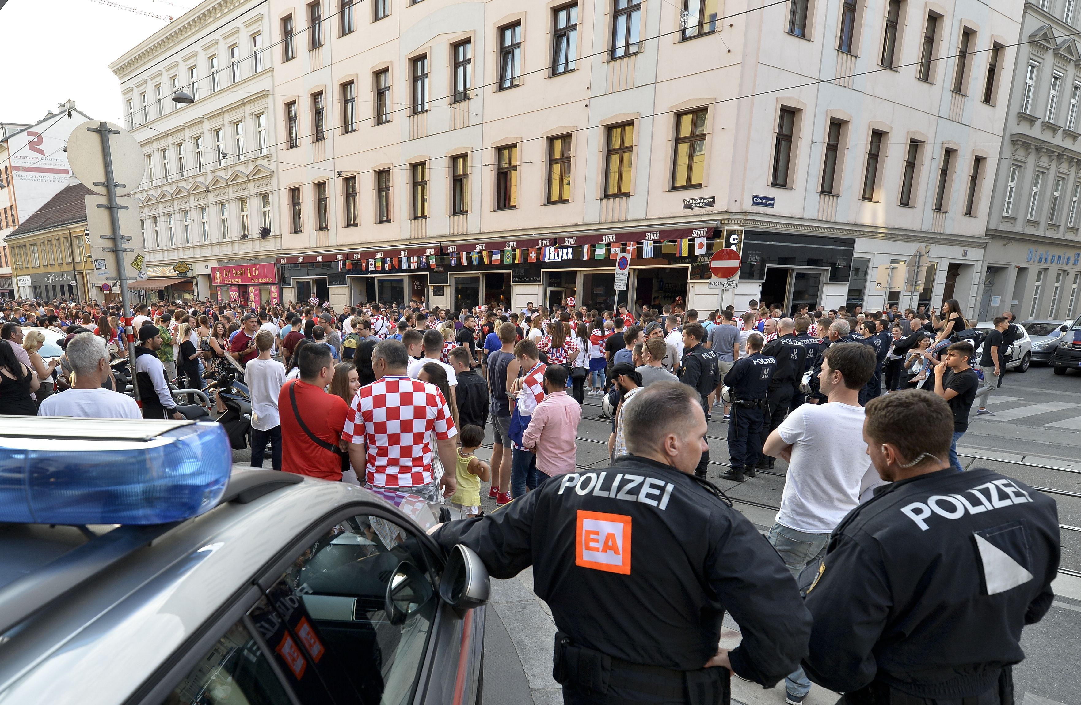 Sommer 2024: Hunderte Menschen versammelten sich vor dem Lokal (damals „Styxx“) während der Fußball-EM. Die Polizei musste anrücken – in der Nacht kam es regelmäßig zu Eskalationen.
