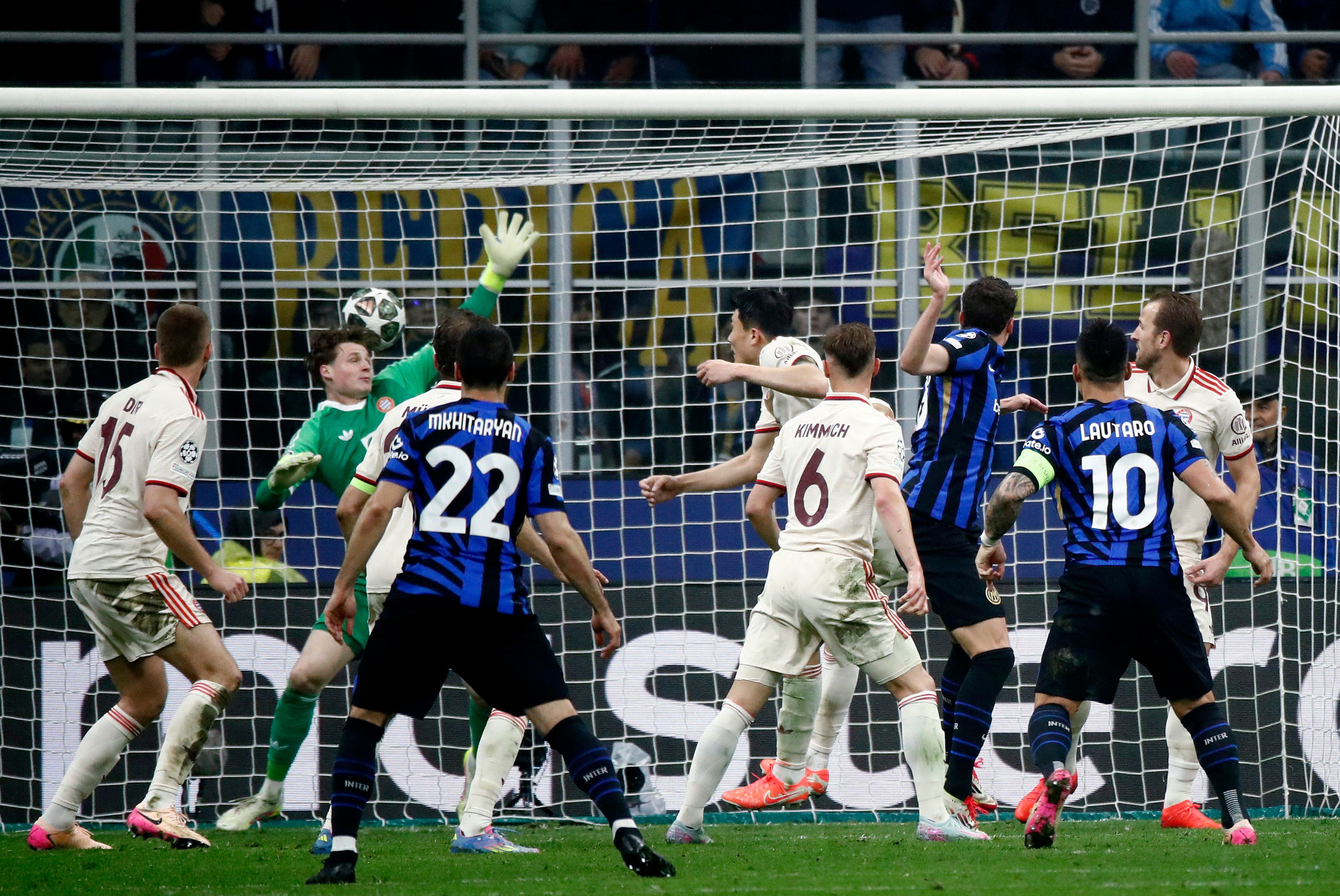 Benjamin Pavard köpft das 2:1 für Inter.