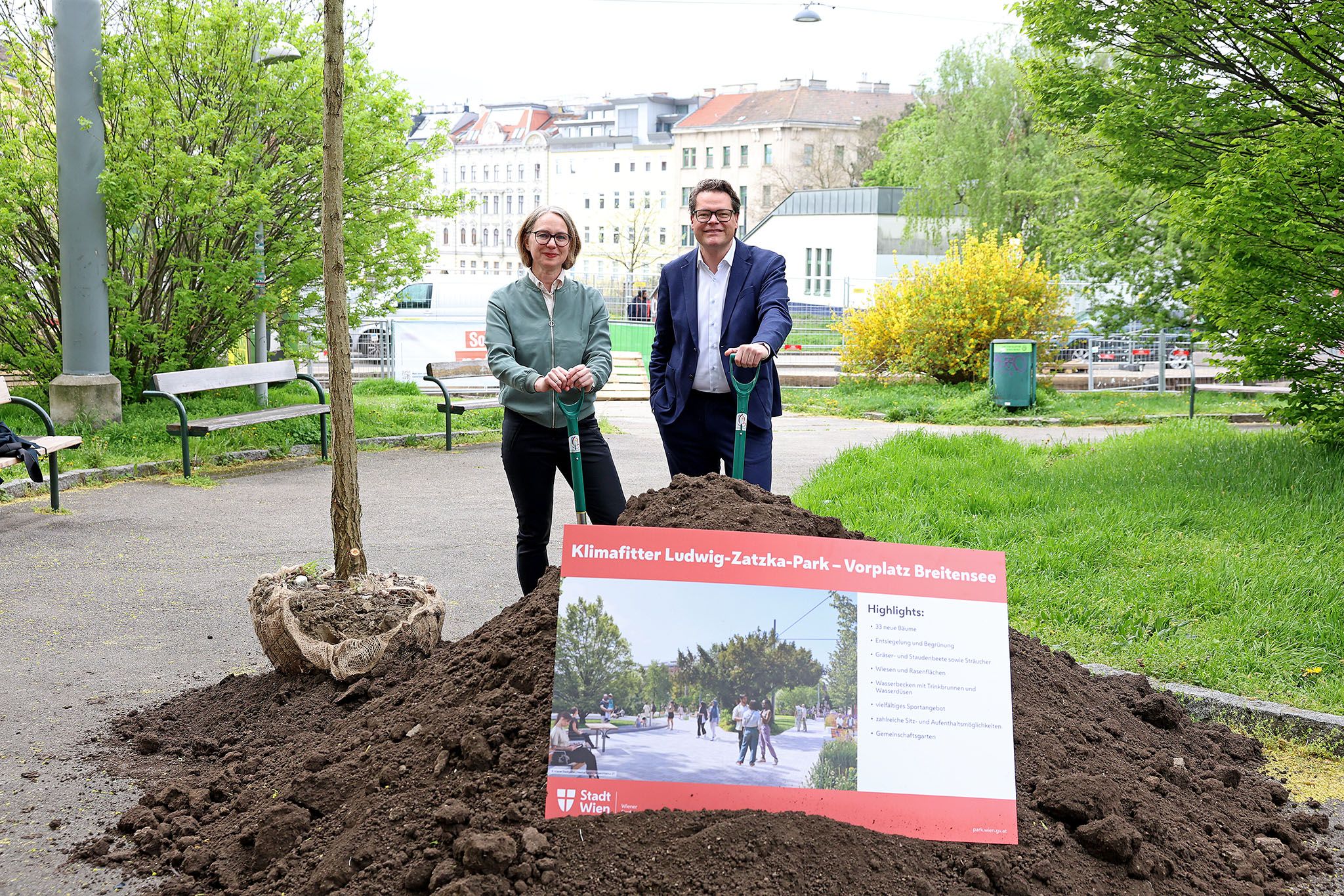 Spatenstich zum Ludwig-Zatzka-Park - Vorplatz Breitensee -  mit Klima-Stadtrat Jürgen Czernohorszky und Bezirksvorsteherin Michaela Schüchner (beide SP).