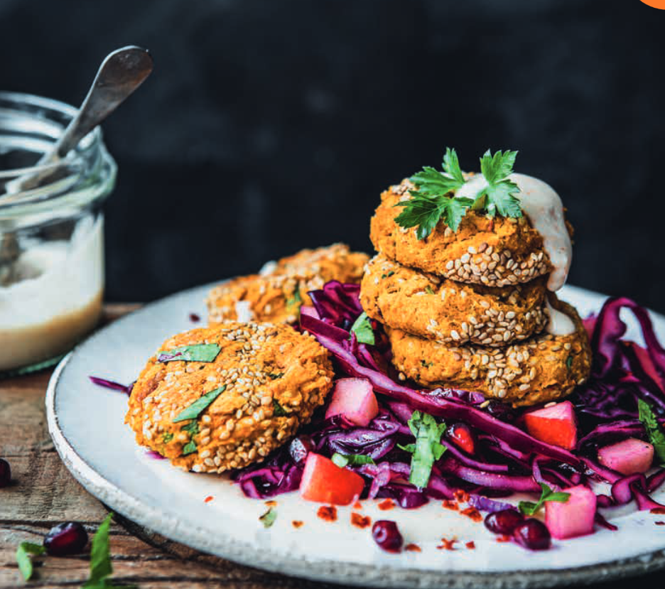 Gebackener Kürbis, Kichererbsen und orientalische Gewürze werden im Ofen zu leuchtend gelben Falafeln gebacken.