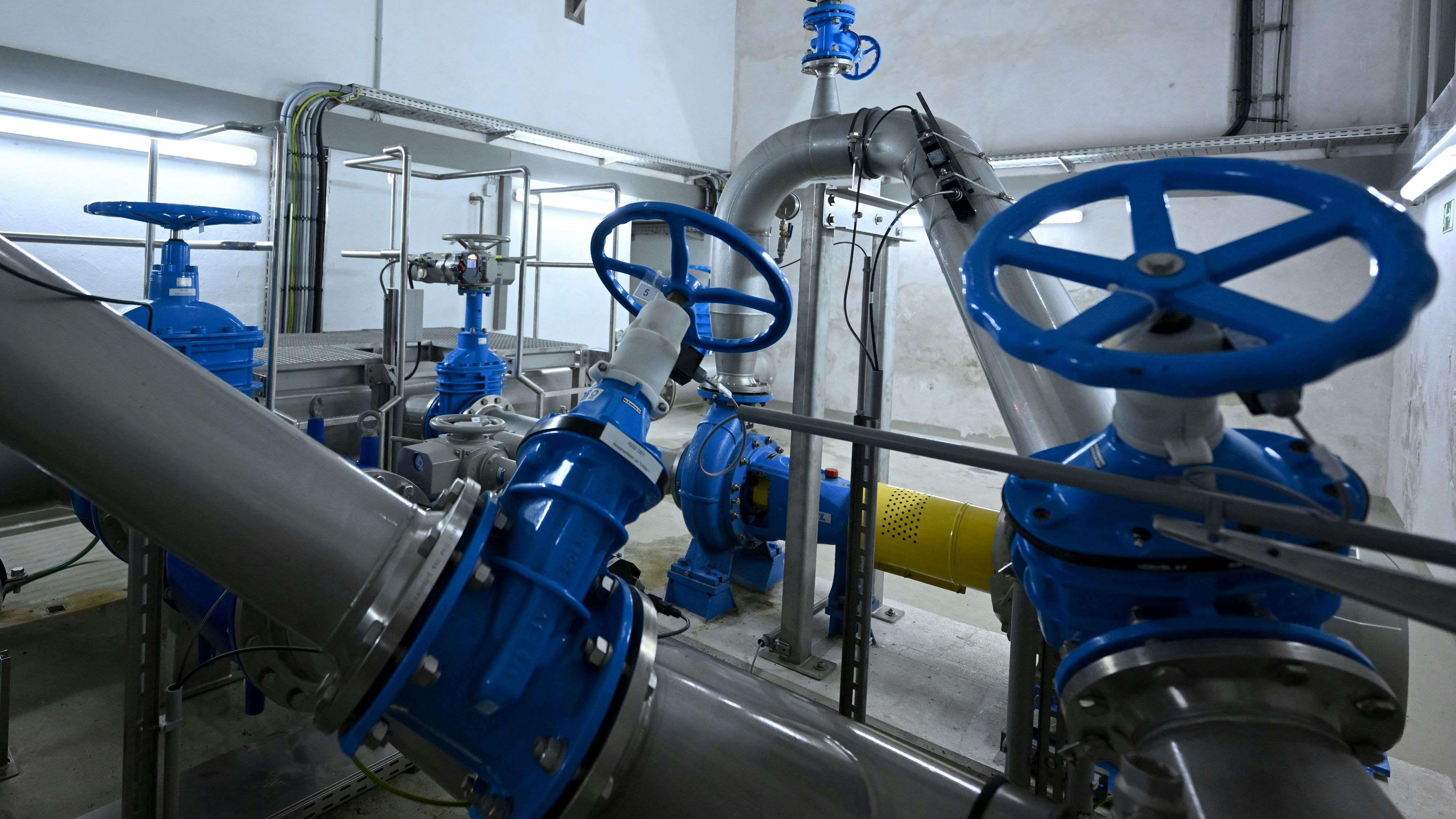 Durch diese Rohre am Schafberg fließt das kostbare Wasser.