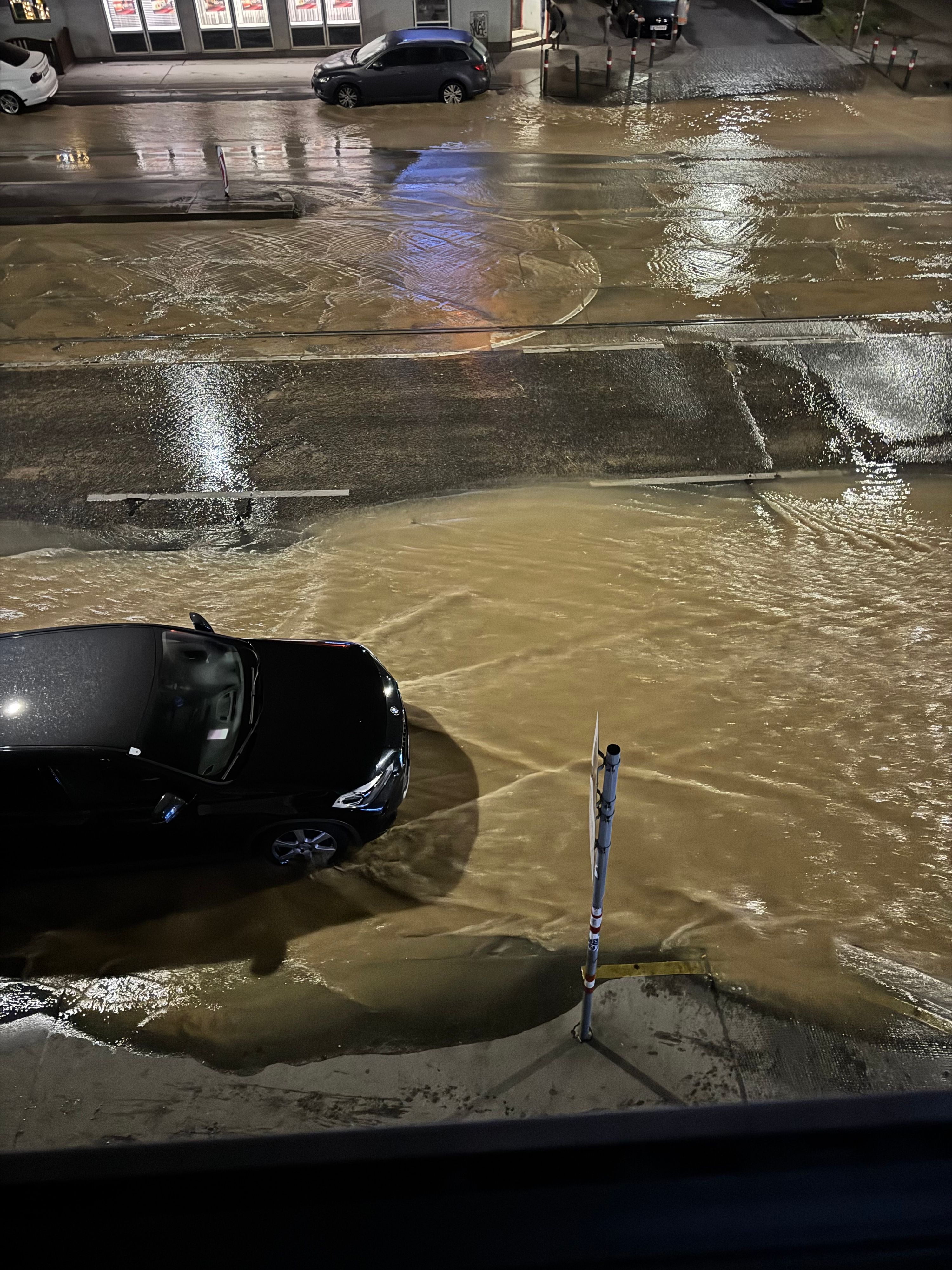 Wassermassen in der Laxenburger Straße sorgten für einen kuriosen Anblick.