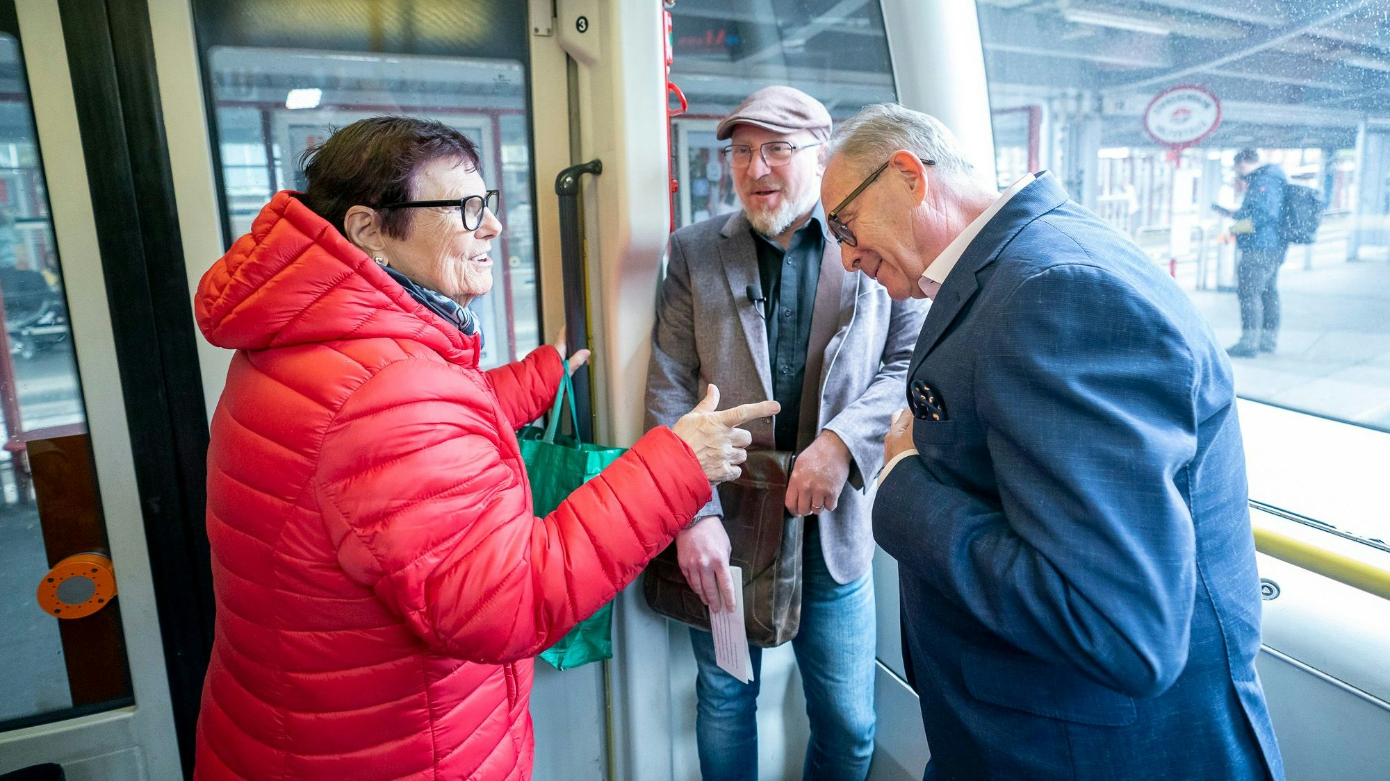 Eine Passagierin spricht Mahrer im 31er an: "Gute Ansagen haben Sie im Fernsehen!", lobt ihn die Pensionistin.