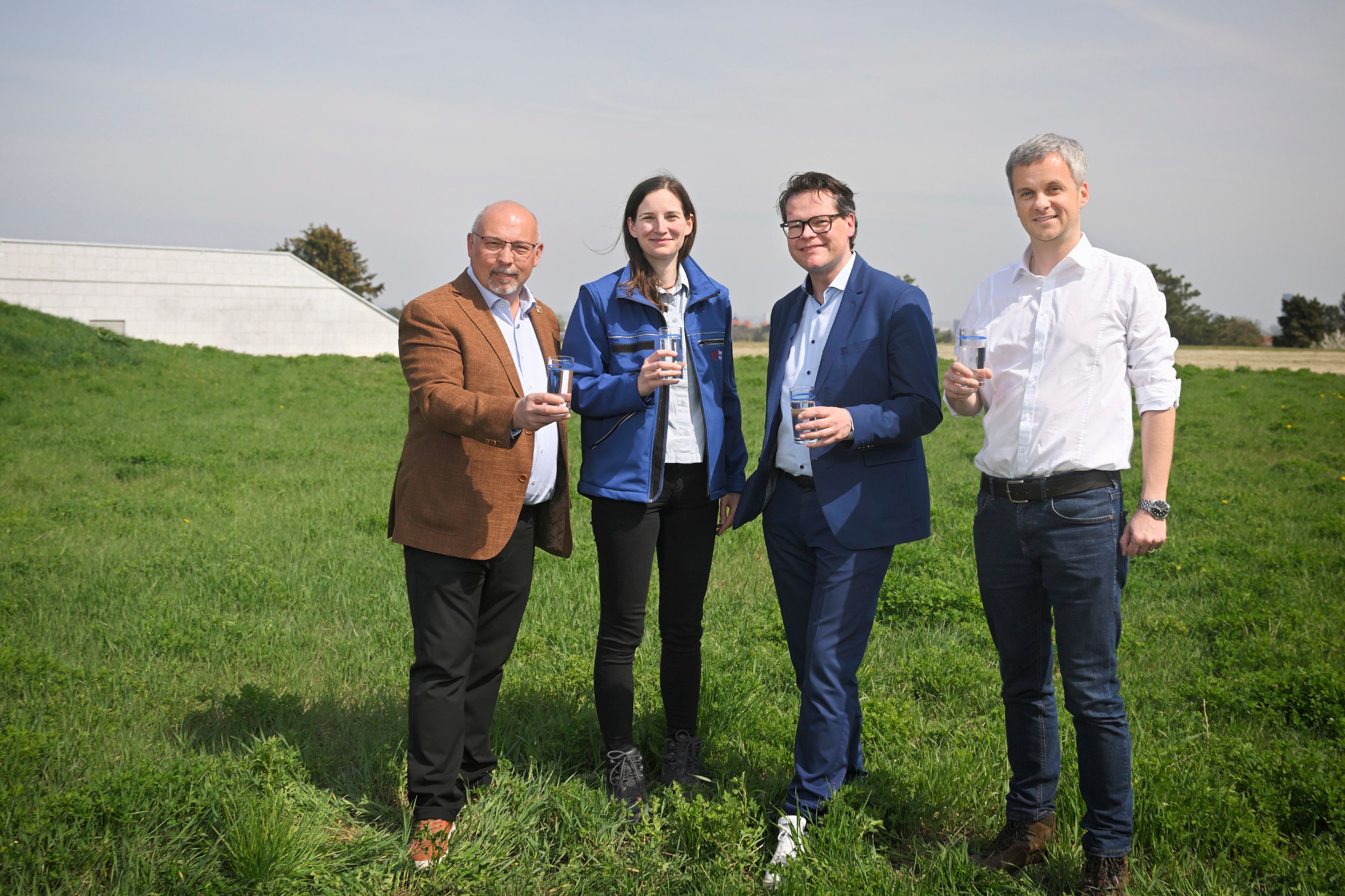 Von links: Bezirksvorsteher Peter Jagsch, Baureferentin Wiener Wasser Karin Schitzenhofer, Klimastadtrat Jürgen Czernohorszky, Betriebsvorstand Wiener Wasser Paul Hellmeier