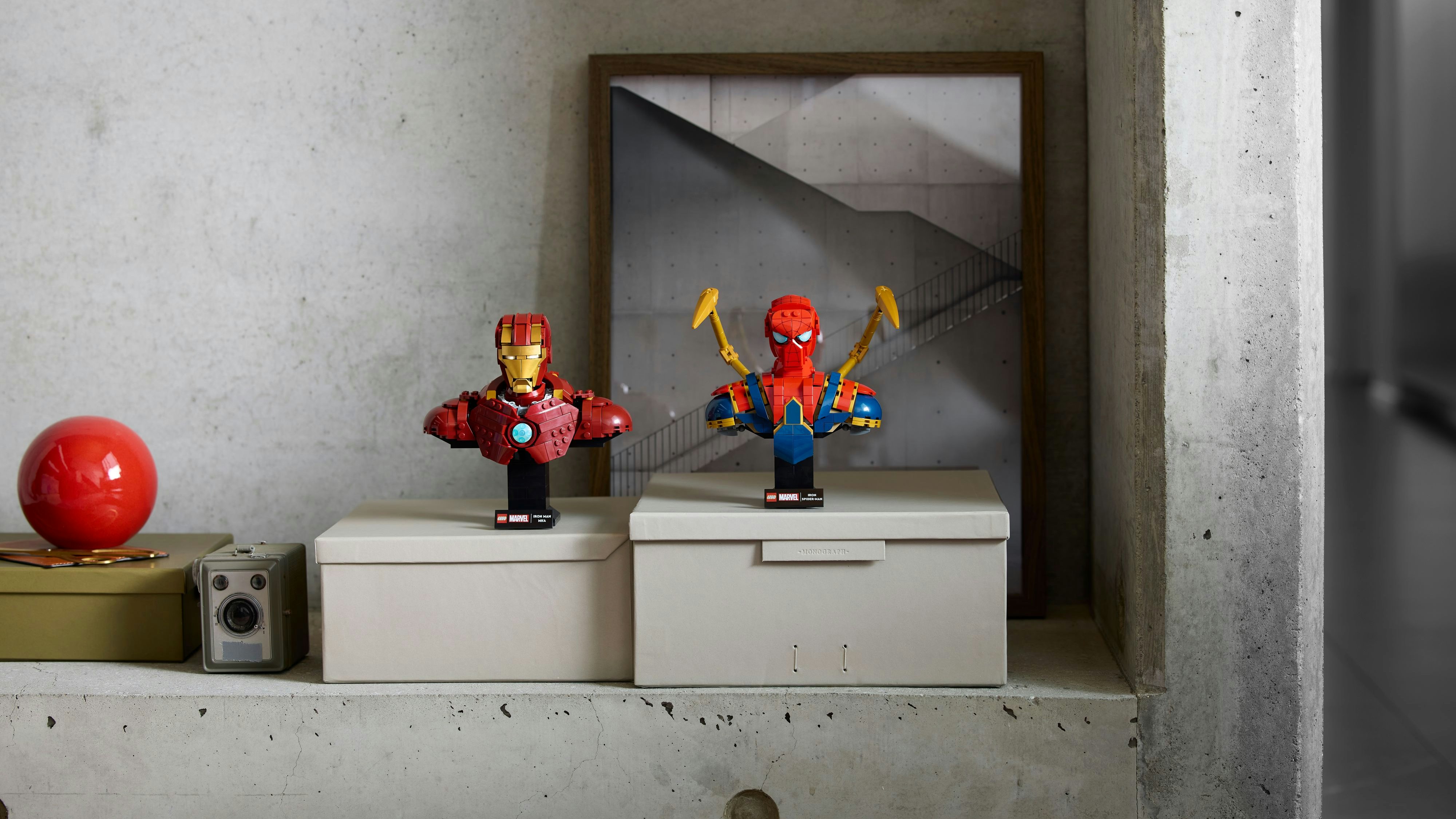 Die LEGO Marvel Iron Man MK4 Büste ist ab 1. Juni und die LEGO Marvel Iron Spider-Man Büste ab 1. August erhältlich.