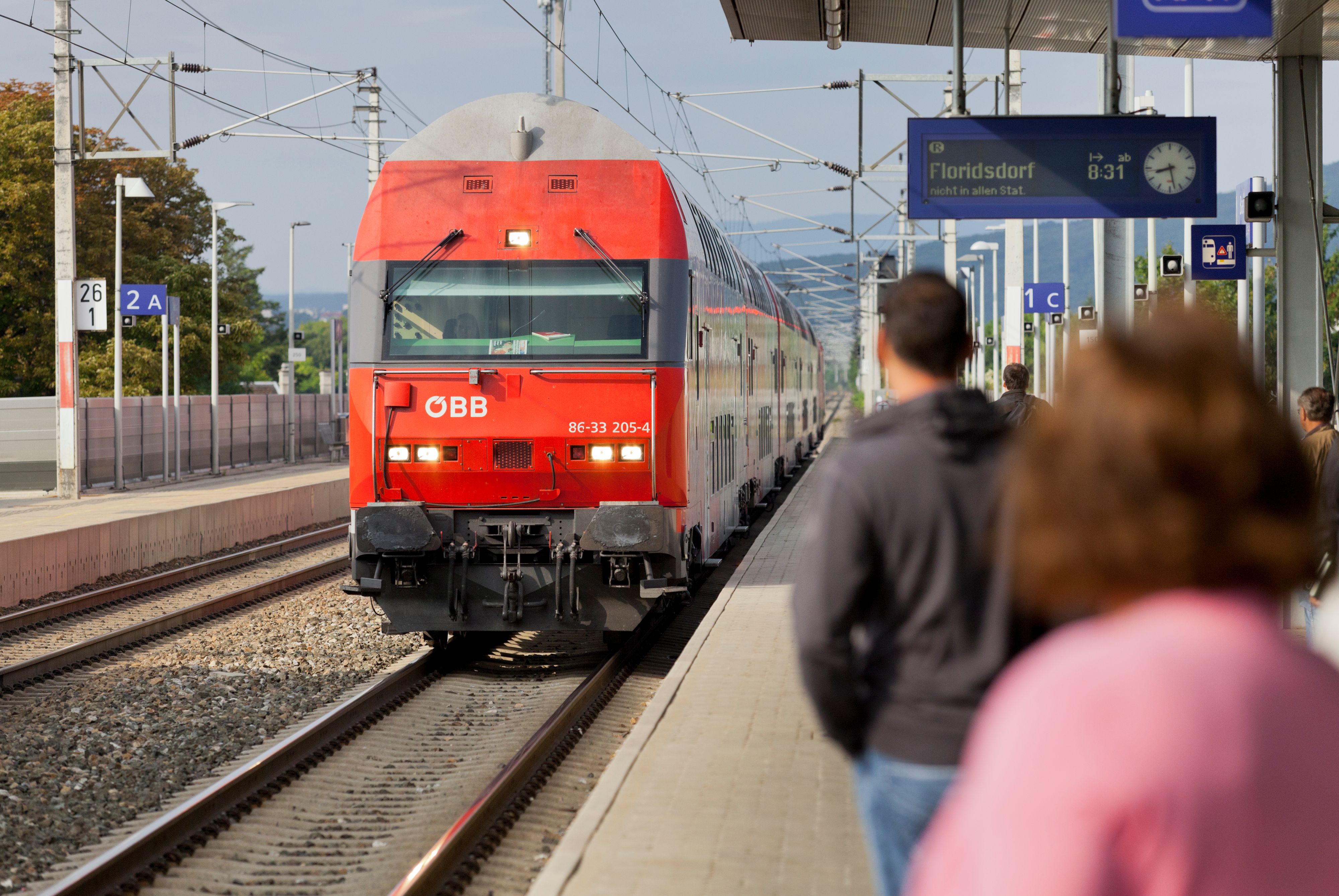 Der Mann soll in Zügen sexuelle Handlungen an sich vornehmen und sich dazu in unmittelbare Nähe von Mädchen und jungen Frauen setzen.