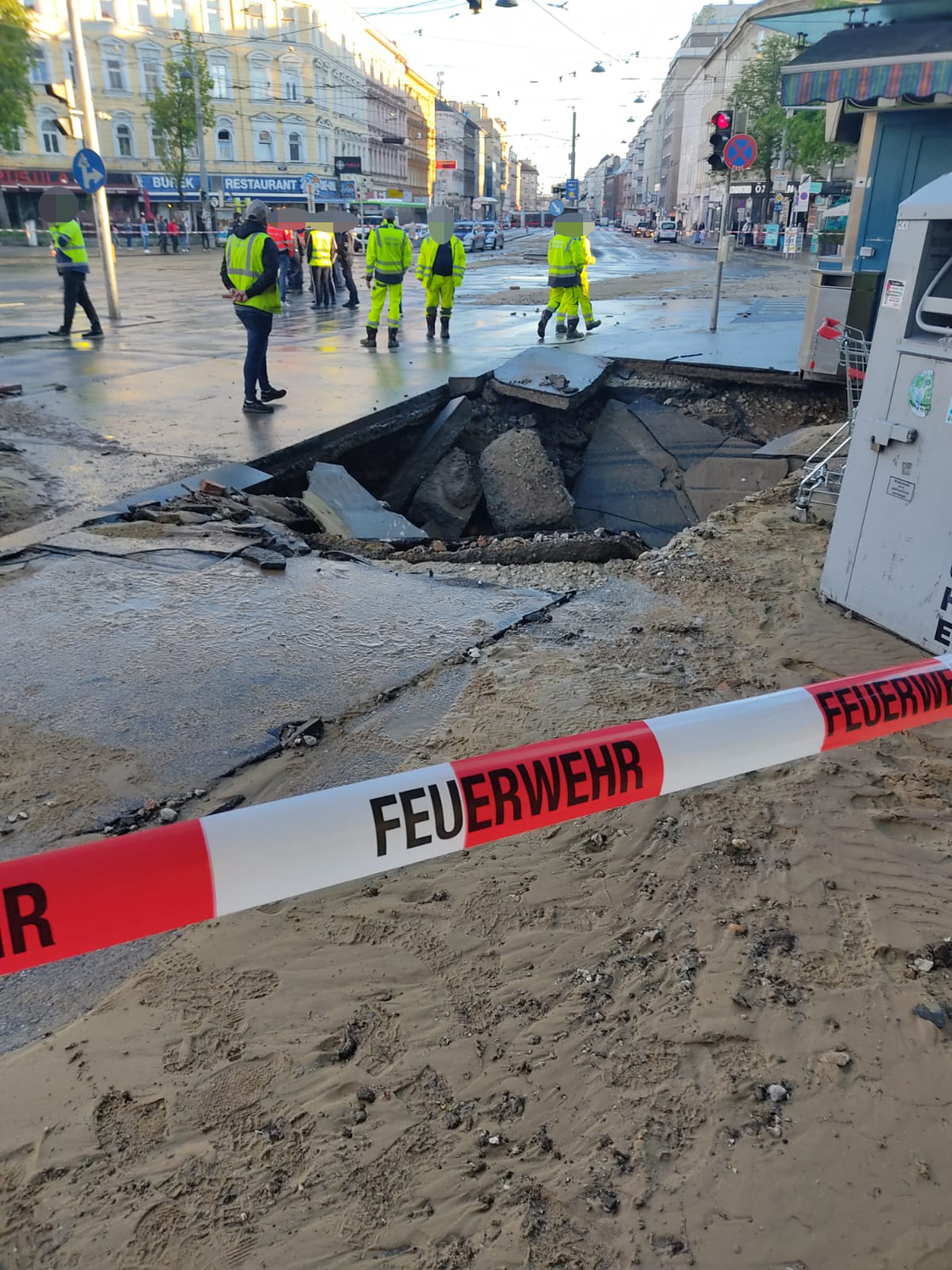 Ein Wasserrohrbruch in Wien-Favoriten sorgt für Chaos.
