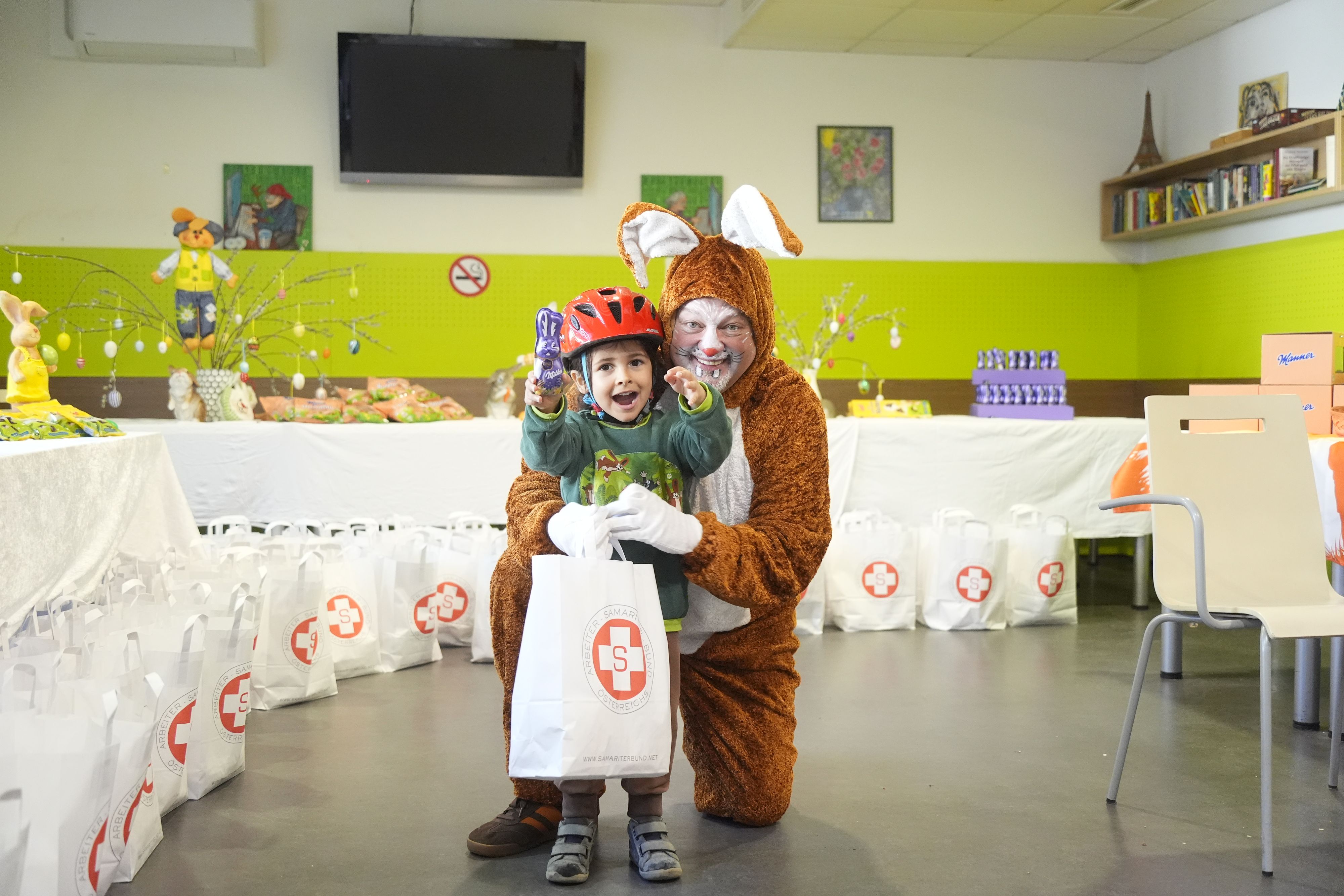 Fridolin strahlt mit dem Osterhasen um die Wette.