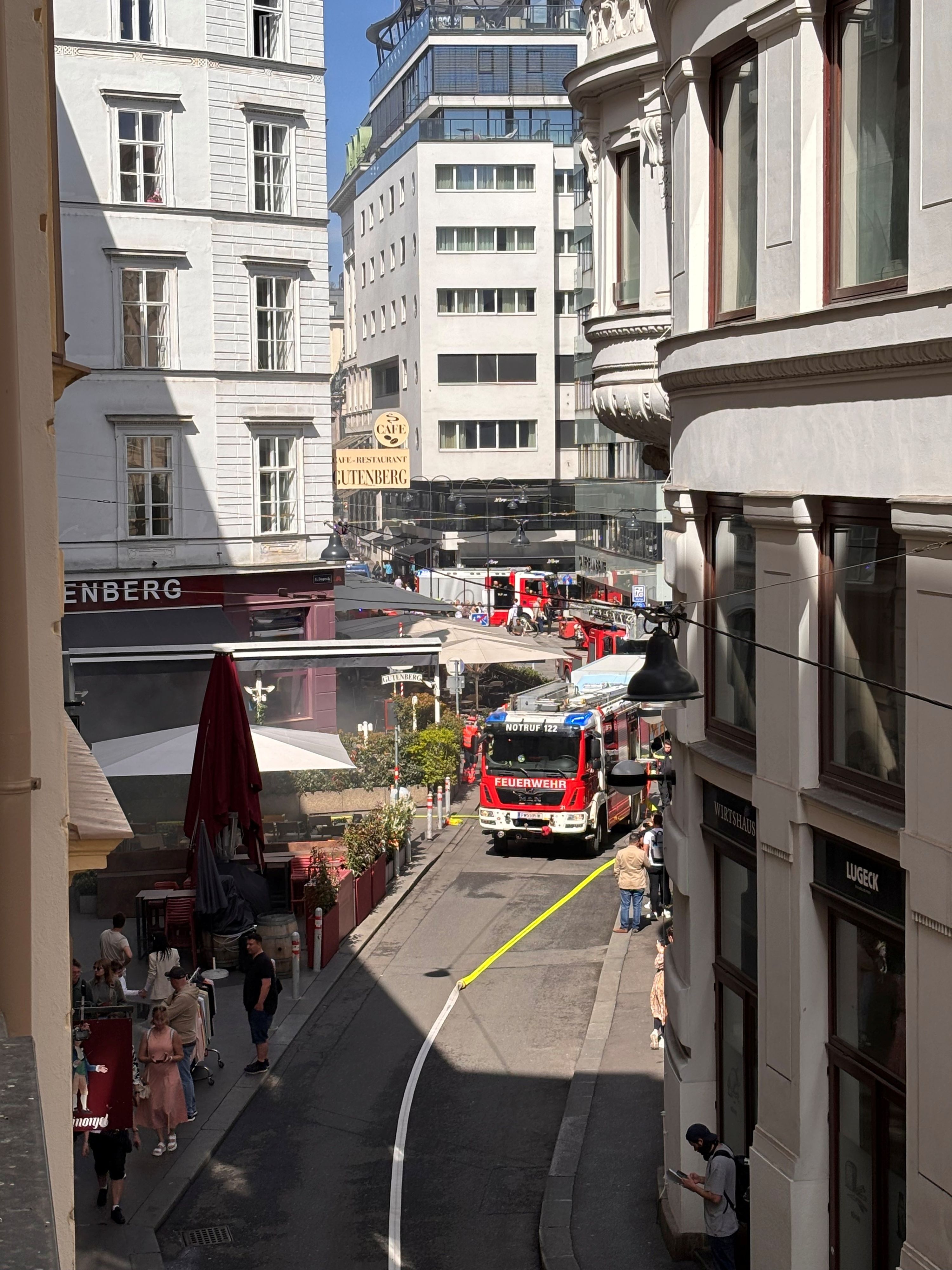 Geschäftsbrand in der Wiener City: Feuerwehr im Einsatz.