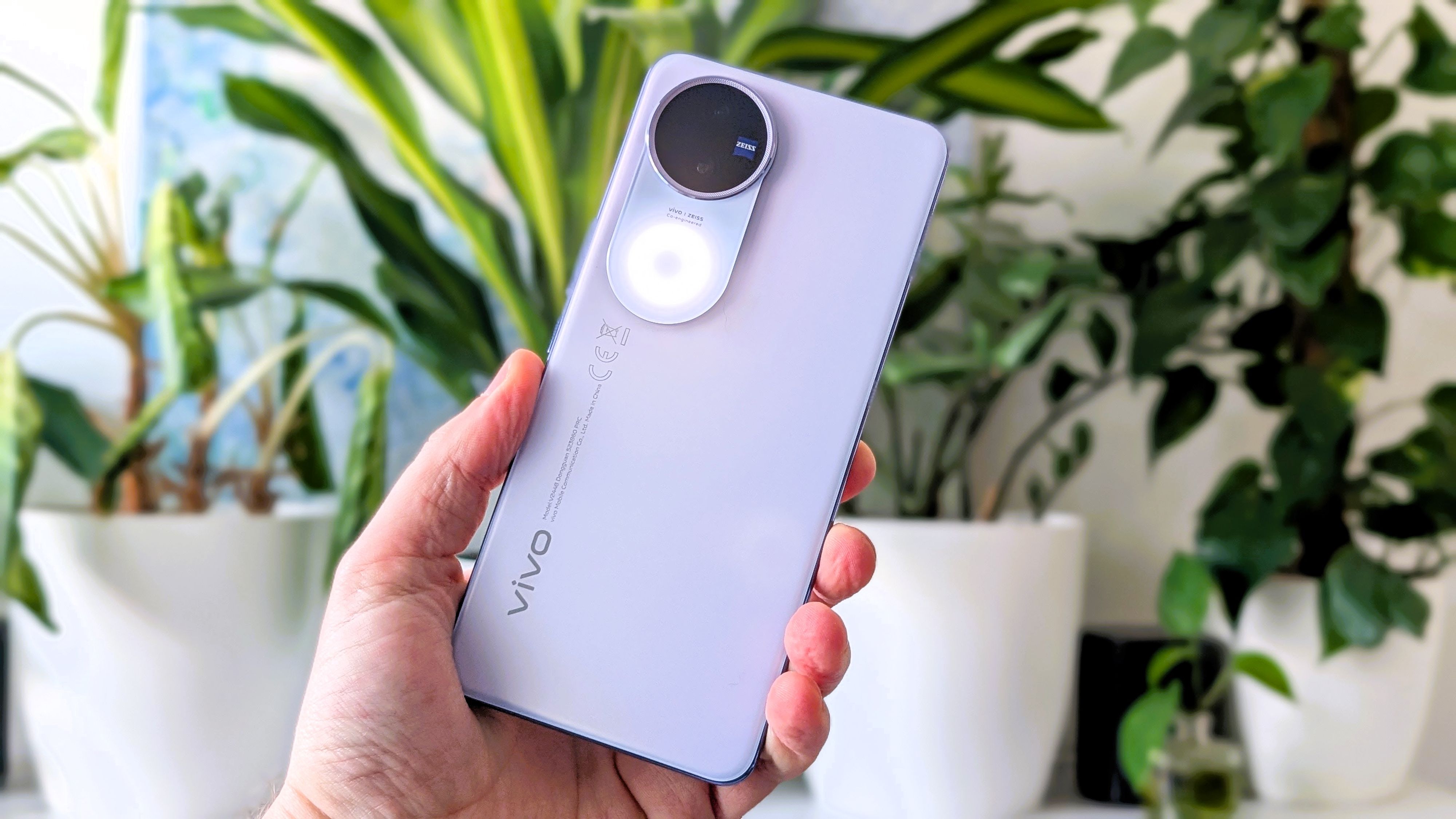 vivo V50 im Test: Unterhalb des Kameraglases findet sich vivos smarte Alternative zum Blitz, das 