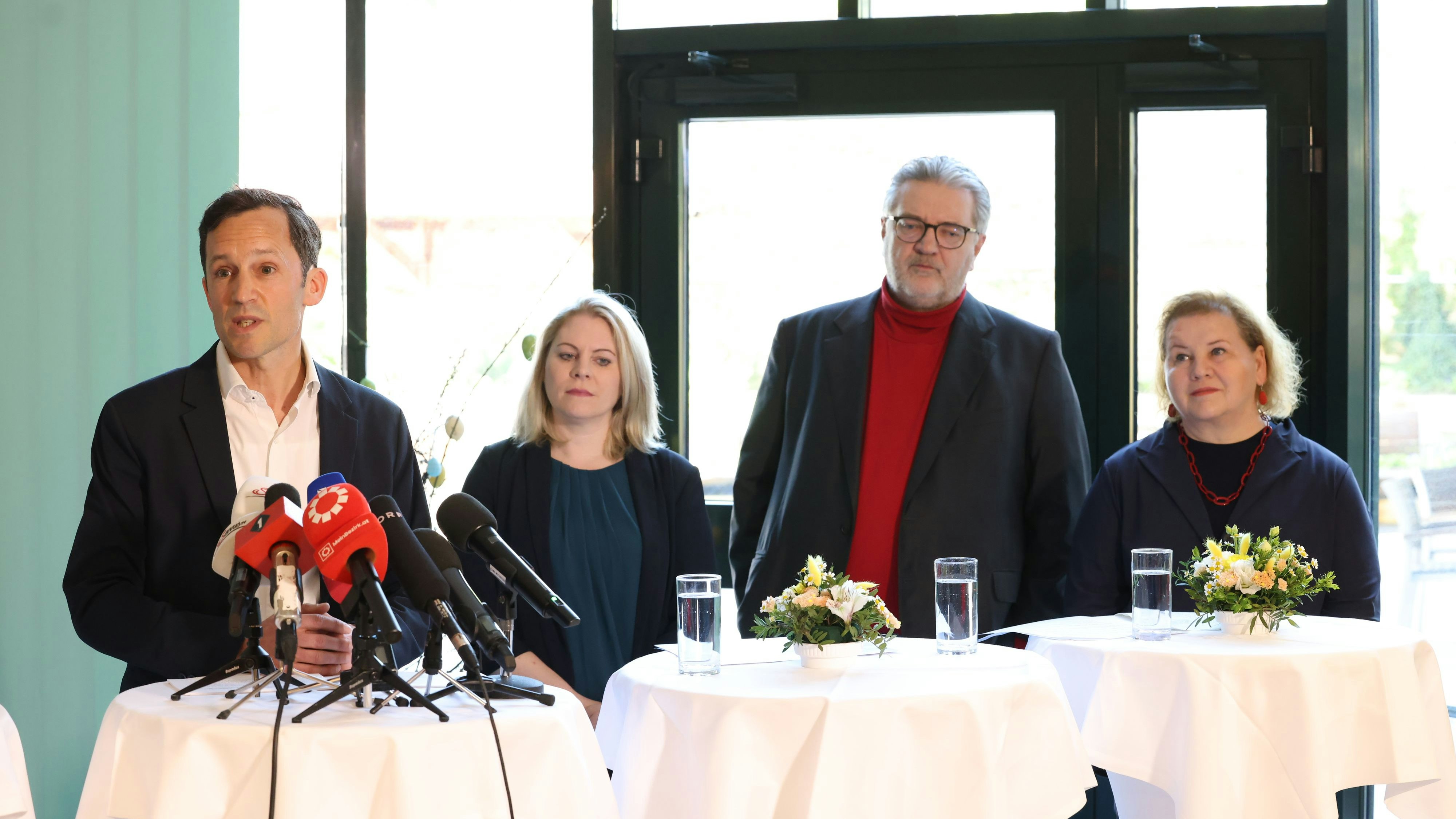  Gesundheitsministerin Korinna Schumann (rechts), daneben Stadtrat Peter Hacker, FSW-Geschäftsführerin Susanne Winkler, Caritasdirektor Klaus Schwertner präsentieren gemeinsam das neue stationäre Caritas-Hospiz unter dem Motto "Bis zum Ende mein Leben"